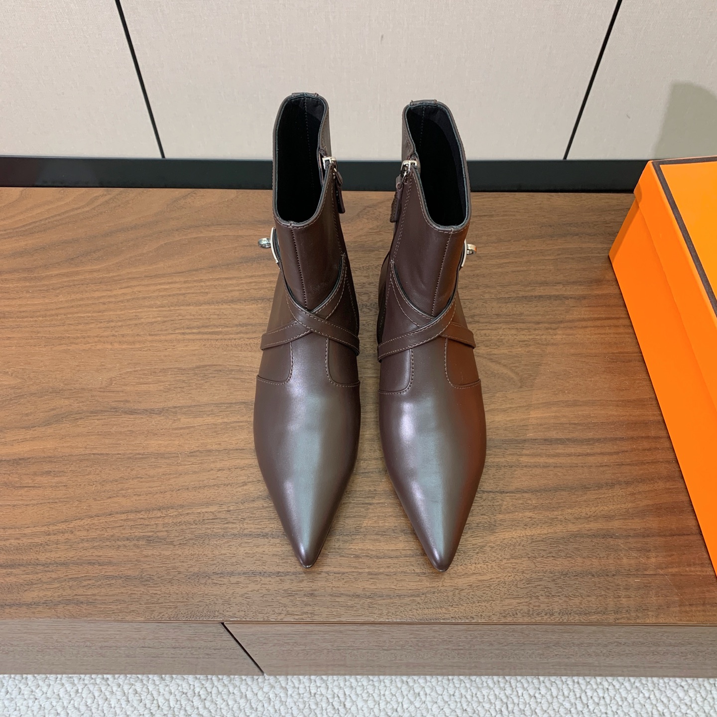 【Herm*s】尖头短靴。简约大气。从来不会过时。鞋面小牛皮，牛皮内里。真皮大底。有平底和3.5cm2️⃣种选择。 码数