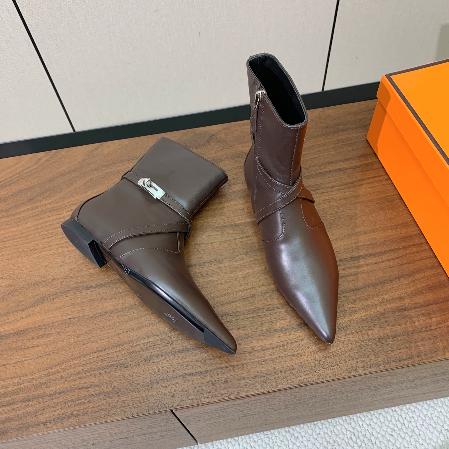 【Herm*s】尖头短靴。简约大气。从来不会过时。鞋面小牛皮，牛皮内里。真皮大底。有平底和3.5cm2️⃣种选择。 码数