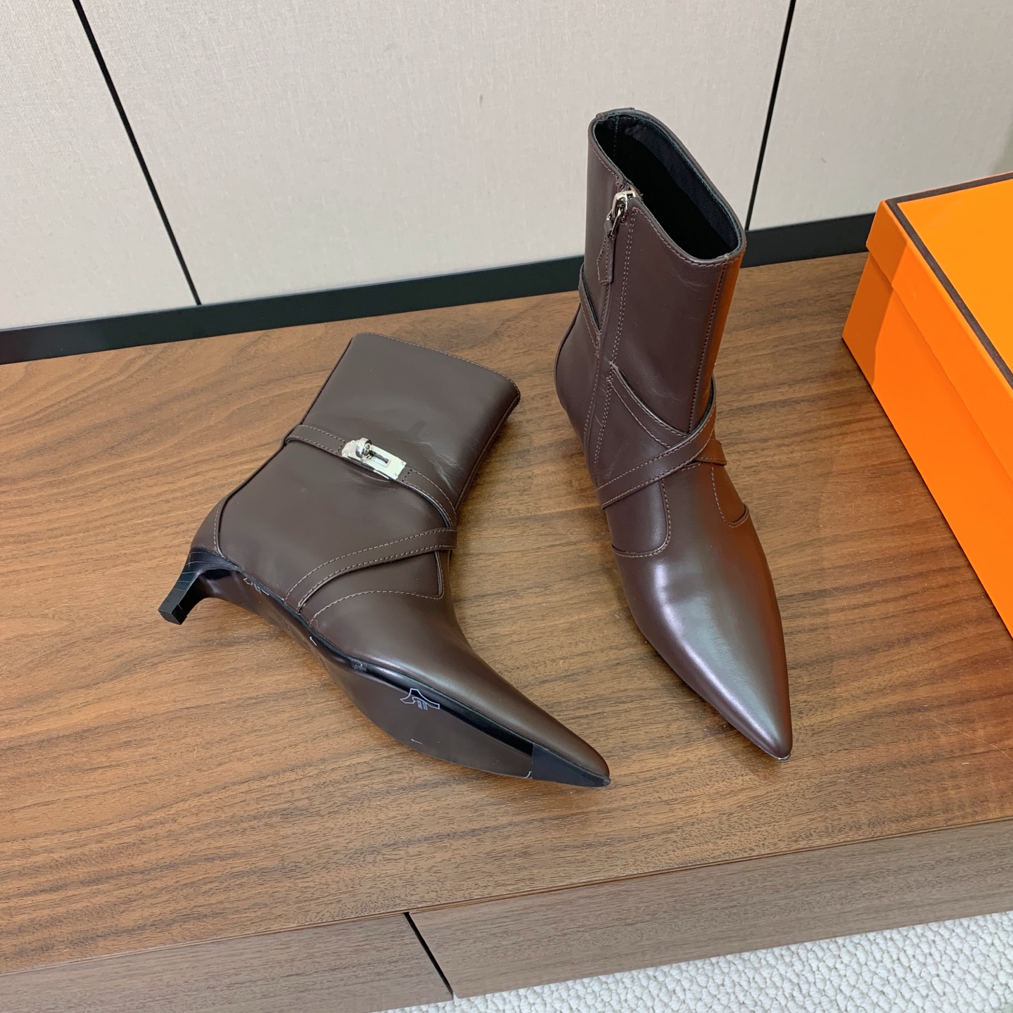 【Herm*s】尖头短靴。简约大气。从来不会过时。鞋面小牛皮，牛皮内里。真皮大底。有平底和3.5cm2️⃣种选择。 码数