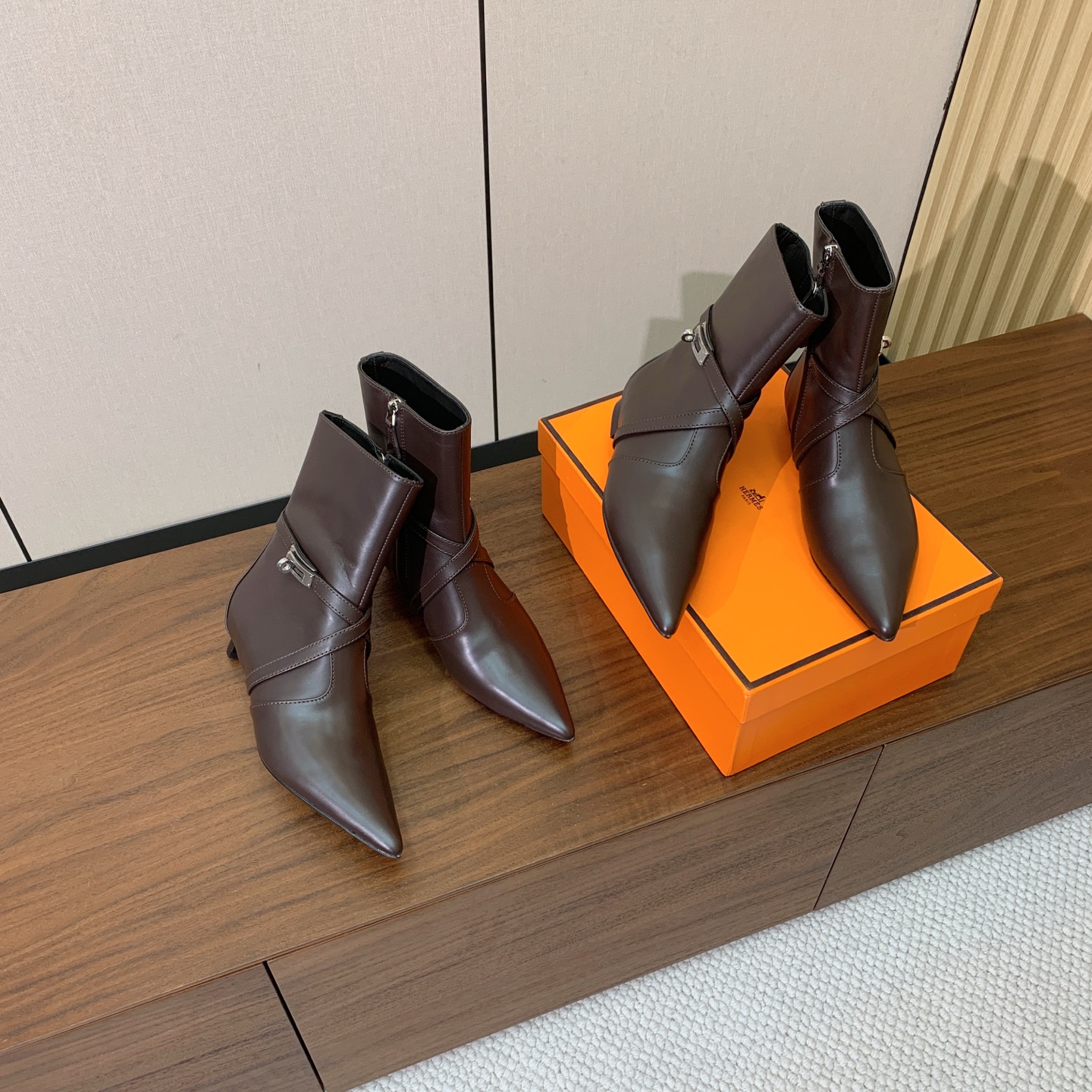 【Herm*s】尖头短靴。简约大气。从来不会过时。鞋面小牛皮，牛皮内里。真皮大底。有平底和3.5cm2️⃣种选择。 码数