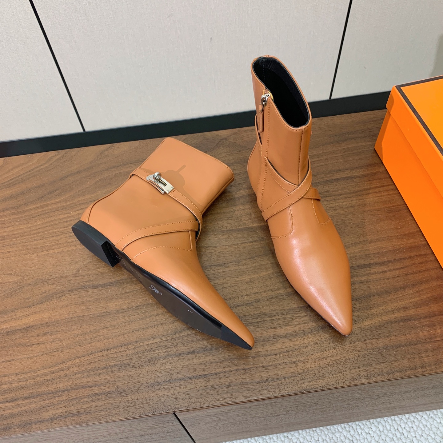 【Herm*s】尖头短靴。简约大气。从来不会过时。鞋面小牛皮，牛皮内里。真皮大底。有平底和3.5cm2️⃣种选择。 码数