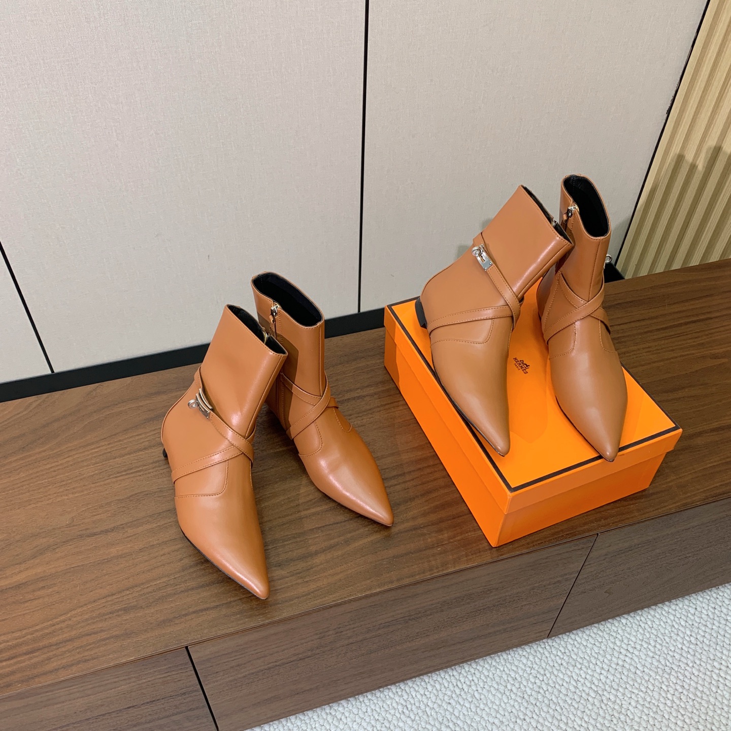 【Herm*s】尖头短靴。简约大气。从来不会过时。鞋面小牛皮，牛皮内里。真皮大底。有平底和3.5cm2️⃣种选择。 码数