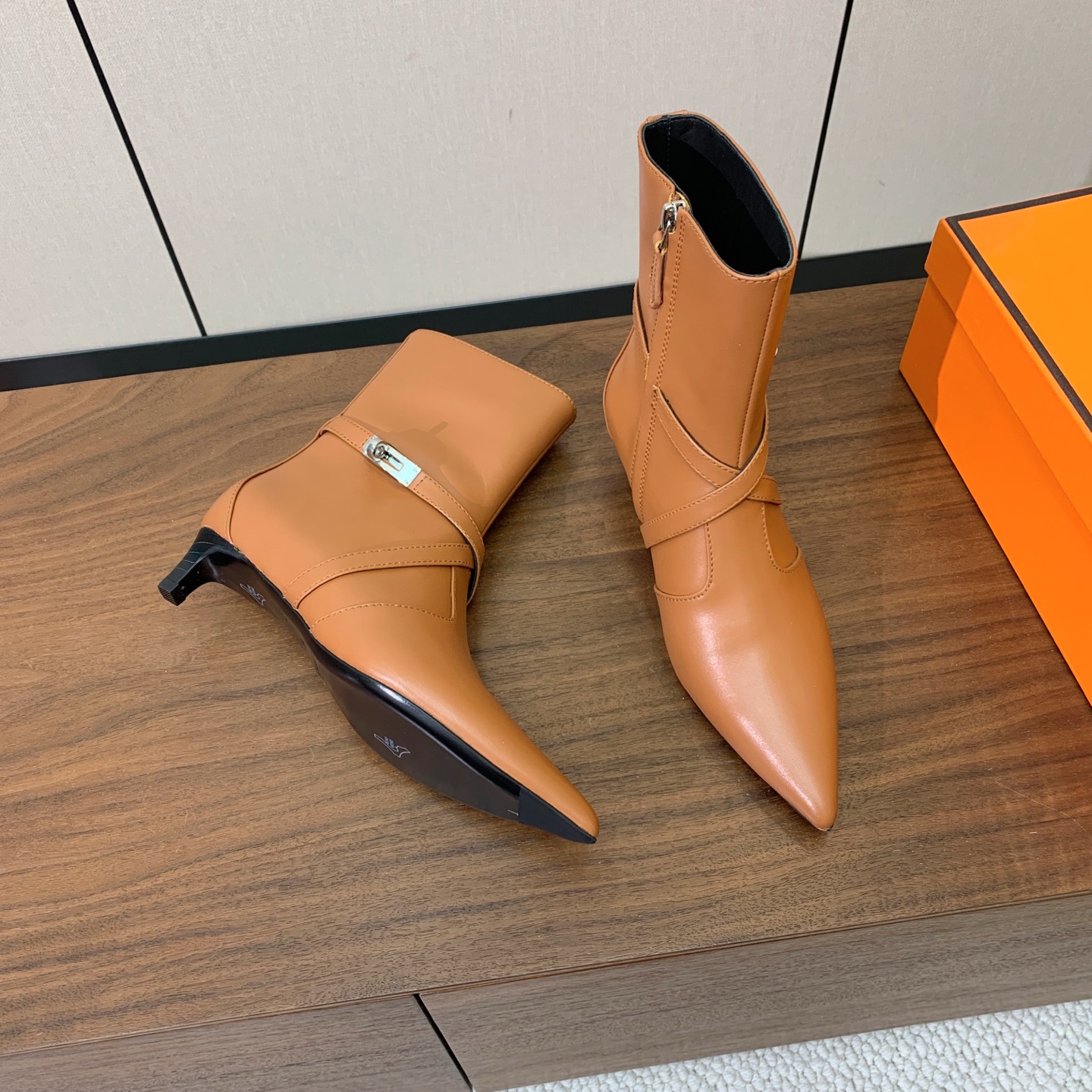 【Herm*s】尖头短靴。简约大气。从来不会过时。鞋面小牛皮，牛皮内里。真皮大底。有平底和3.5cm2️⃣种选择。 码数