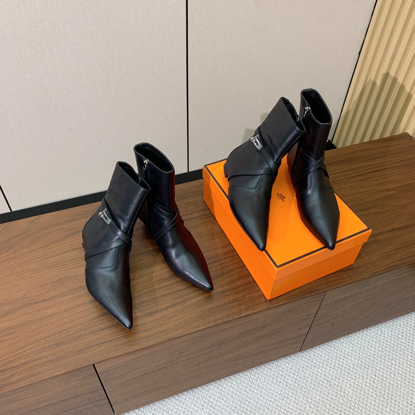 【Herm*s】尖头短靴。简约大气。从来不会过时。鞋面小牛皮，牛皮内里。真皮大底。有平底和3.5cm2️⃣种选择。 码数
