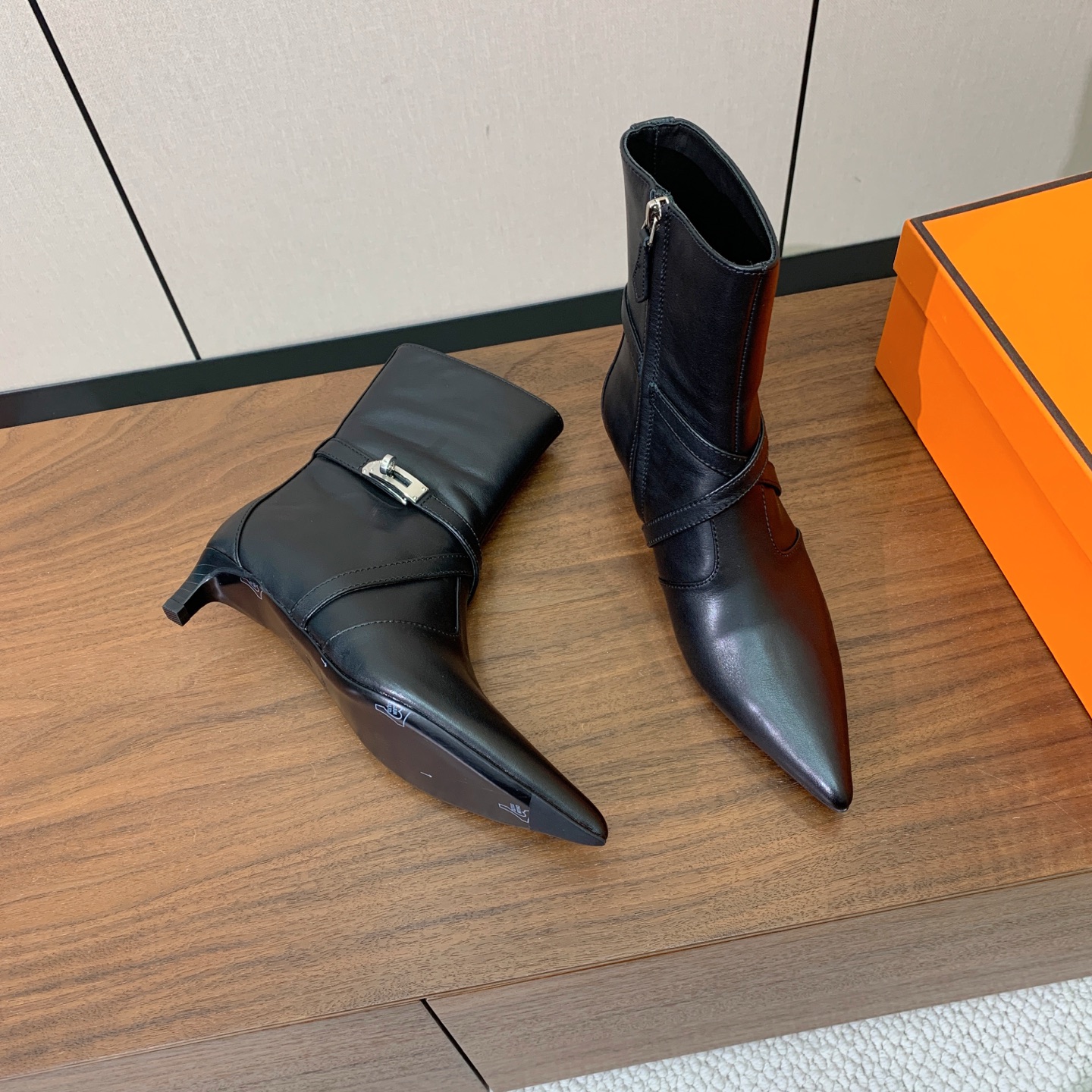 【Herm*s】尖头短靴。简约大气。从来不会过时。鞋面小牛皮，牛皮内里。真皮大底。有平底和3.5cm2️⃣种选择。 码数