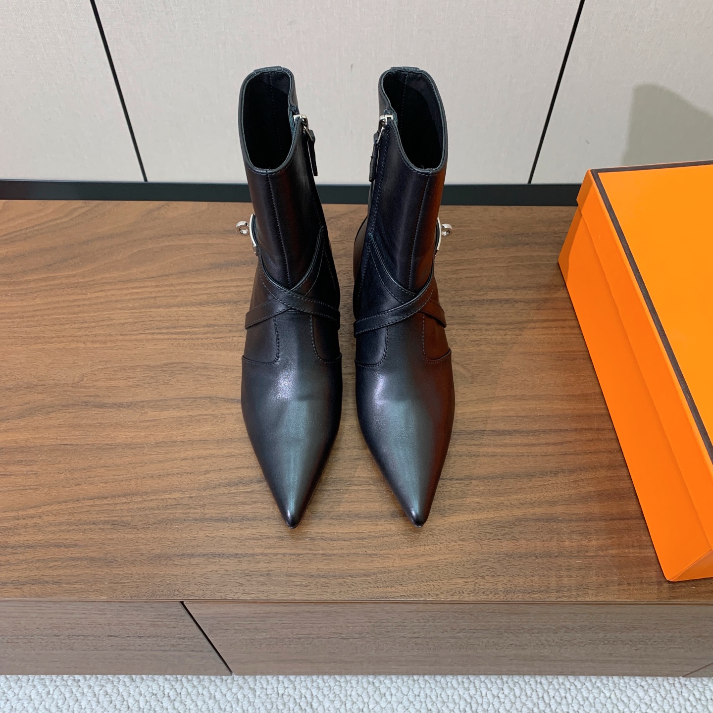 【Herm*s】尖头短靴。简约大气。从来不会过时。鞋面小牛皮，牛皮内里。真皮大底。有平底和3.5cm2️⃣种选择。 码数