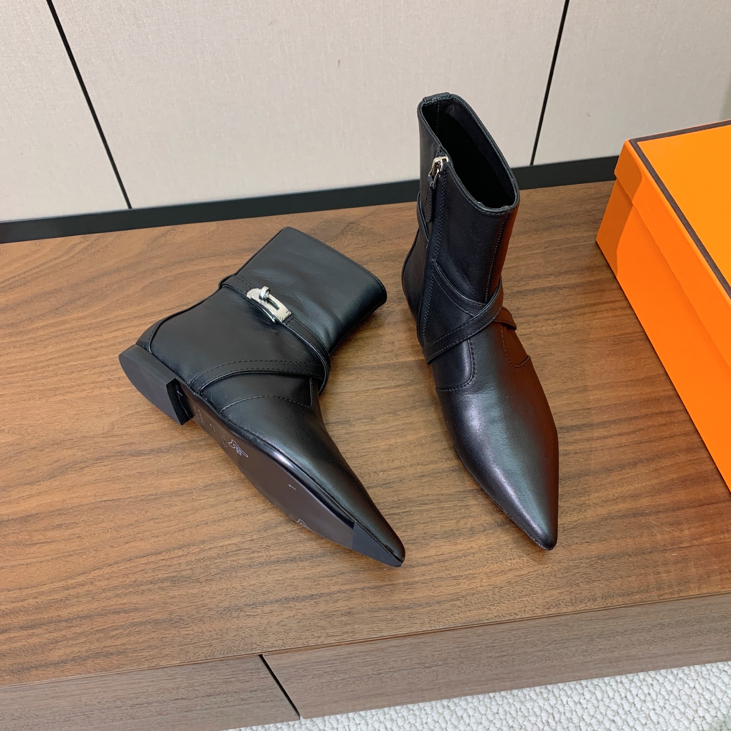 【Herm*s】尖头短靴。简约大气。从来不会过时。鞋面小牛皮，牛皮内里。真皮大底。有平底和3.5cm2️⃣种选择。 码数