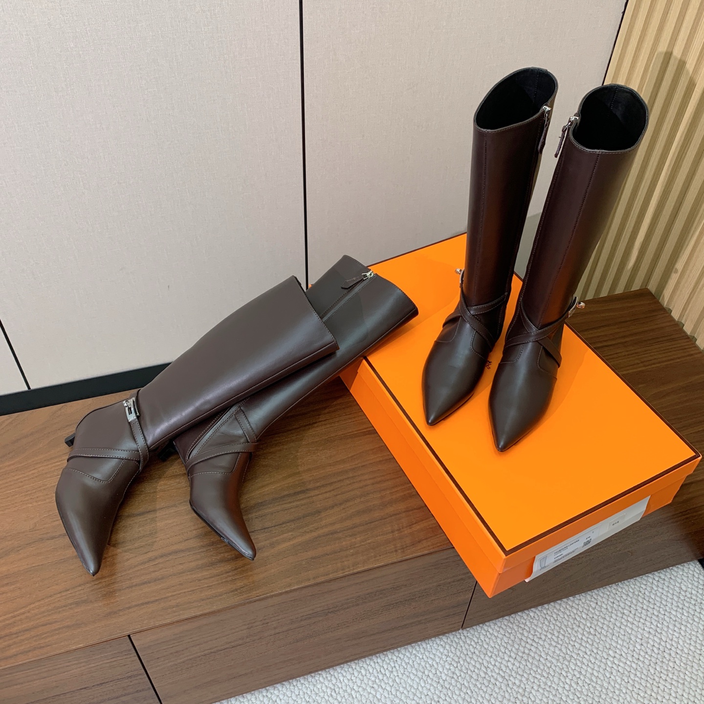【Herm*s】尖头长靴。简约大气。从来不会过时。鞋面小牛皮，牛皮内里。真皮大底。有平底和3.5cm2️⃣种选择。 码数