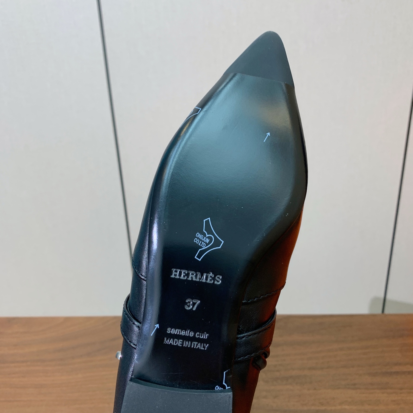 【Herm*s】尖头长靴。简约大气。从来不会过时。鞋面小牛皮，牛皮内里。真皮大底。有平底和3.5cm2️⃣种选择。 码数
