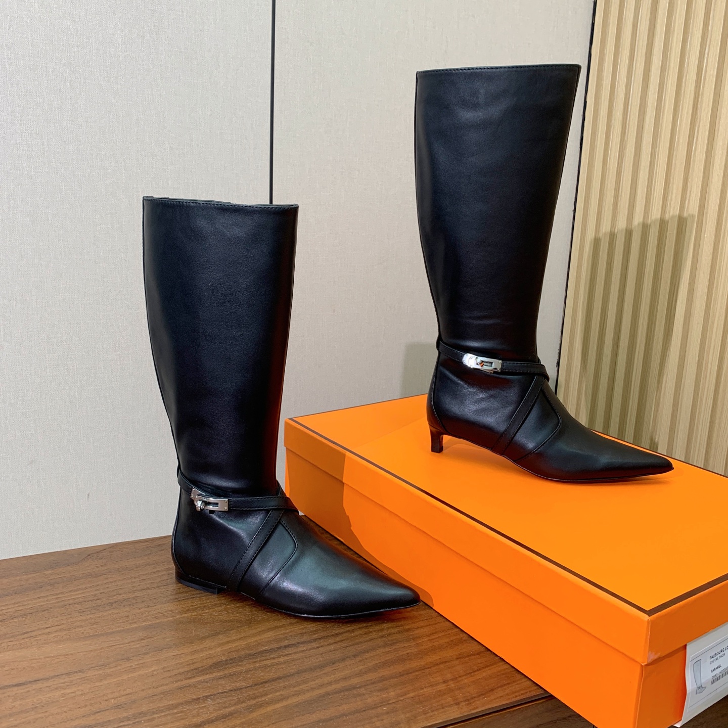 【Herm*s】尖头长靴。简约大气。从来不会过时。鞋面小牛皮，牛皮内里。真皮大底。有平底和3.5cm2️⃣种选择。 码数