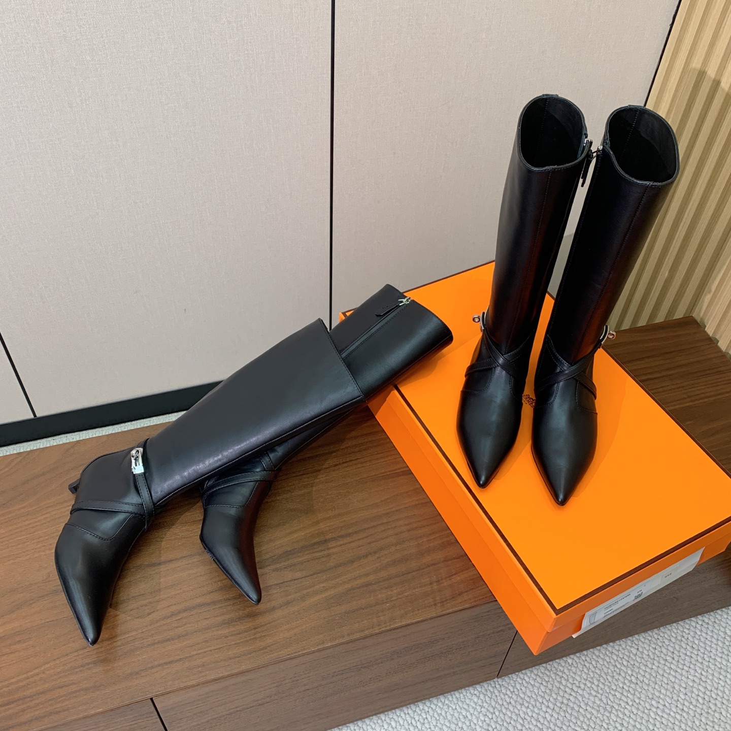 【Herm*s】尖头长靴。简约大气。从来不会过时。鞋面小牛皮，牛皮内里。真皮大底。有平底和3.5cm2️⃣种选择。 码数