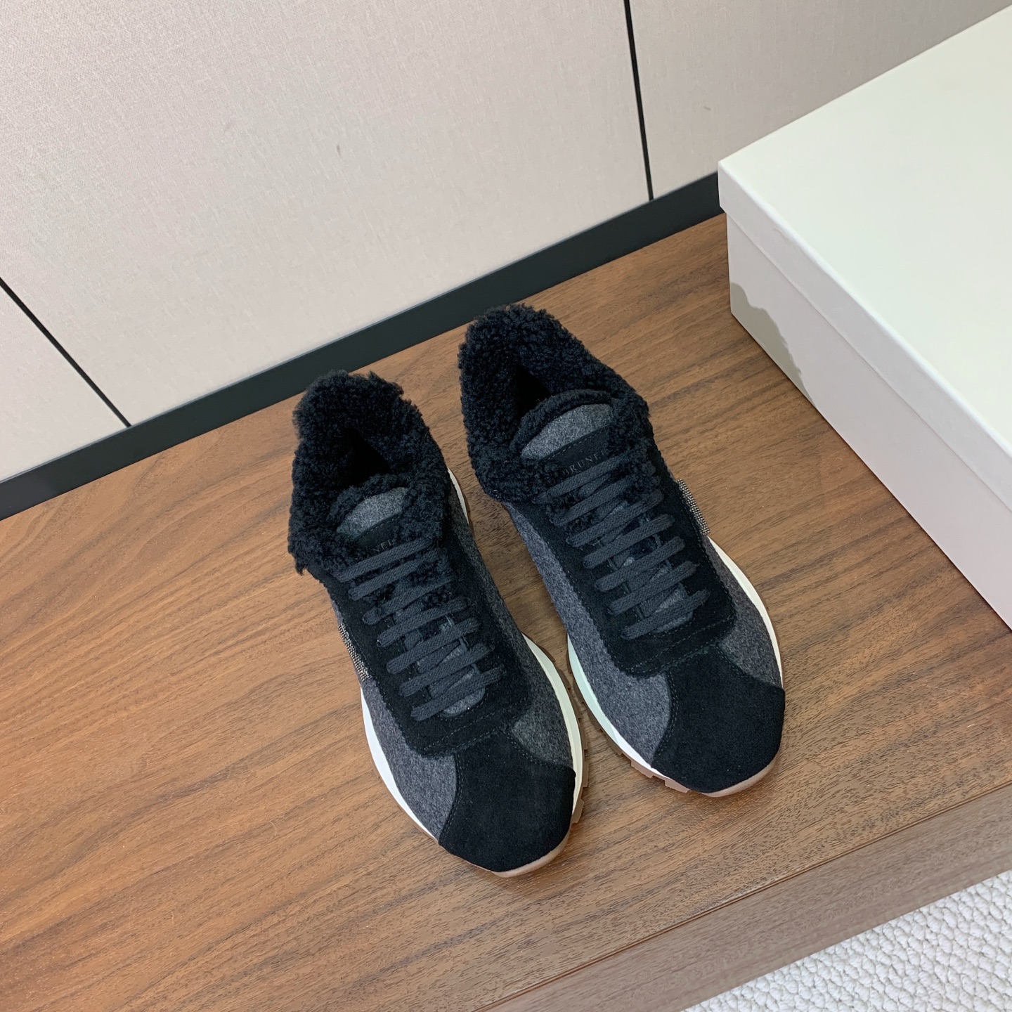【Brunell* Cucinell*】羊毛里休闲运动鞋。鞋面采用进口牛绒，羊毛内里，原版开模大底！上脚超舒适。 码数：