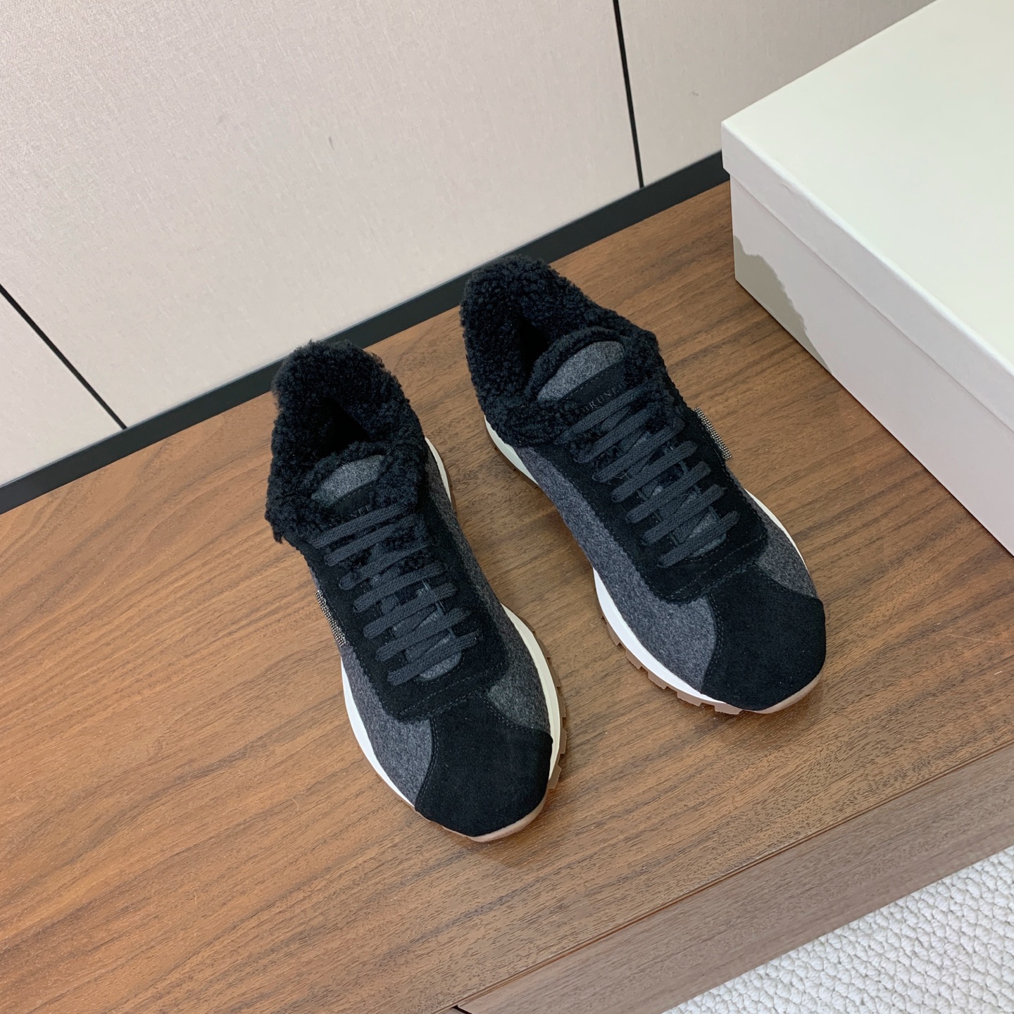 【Brunell* Cucinell*】羊毛里休闲运动鞋。鞋面采用进口牛绒，羊毛内里，原版开模大底！上脚超舒适。 码数：