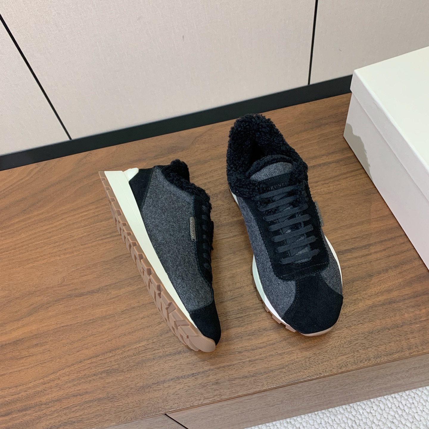 【Brunell* Cucinell*】羊毛里休闲运动鞋。鞋面采用进口牛绒，羊毛内里，原版开模大底！上脚超舒适。 码数：