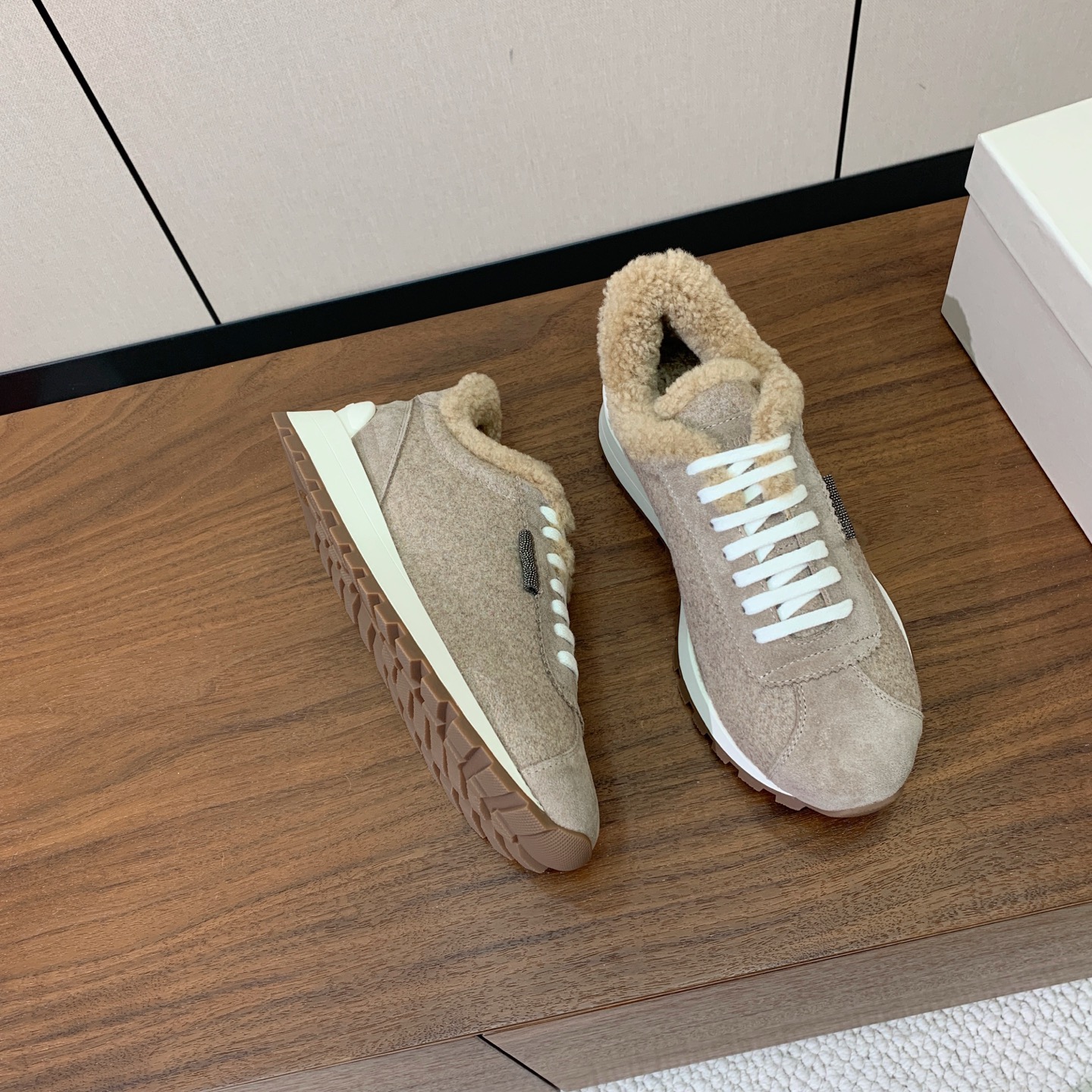 【Brunell* Cucinell*】羊毛里休闲运动鞋。鞋面采用进口牛绒，羊毛内里，原版开模大底！上脚超舒适。 码数：