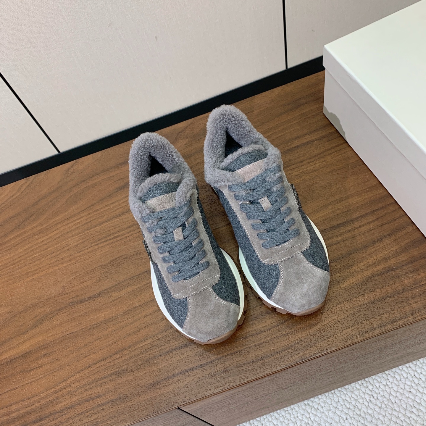【Brunell* Cucinell*】羊毛里休闲运动鞋。鞋面采用进口牛绒，羊毛内里，原版开模大底！上脚超舒适。 码数：