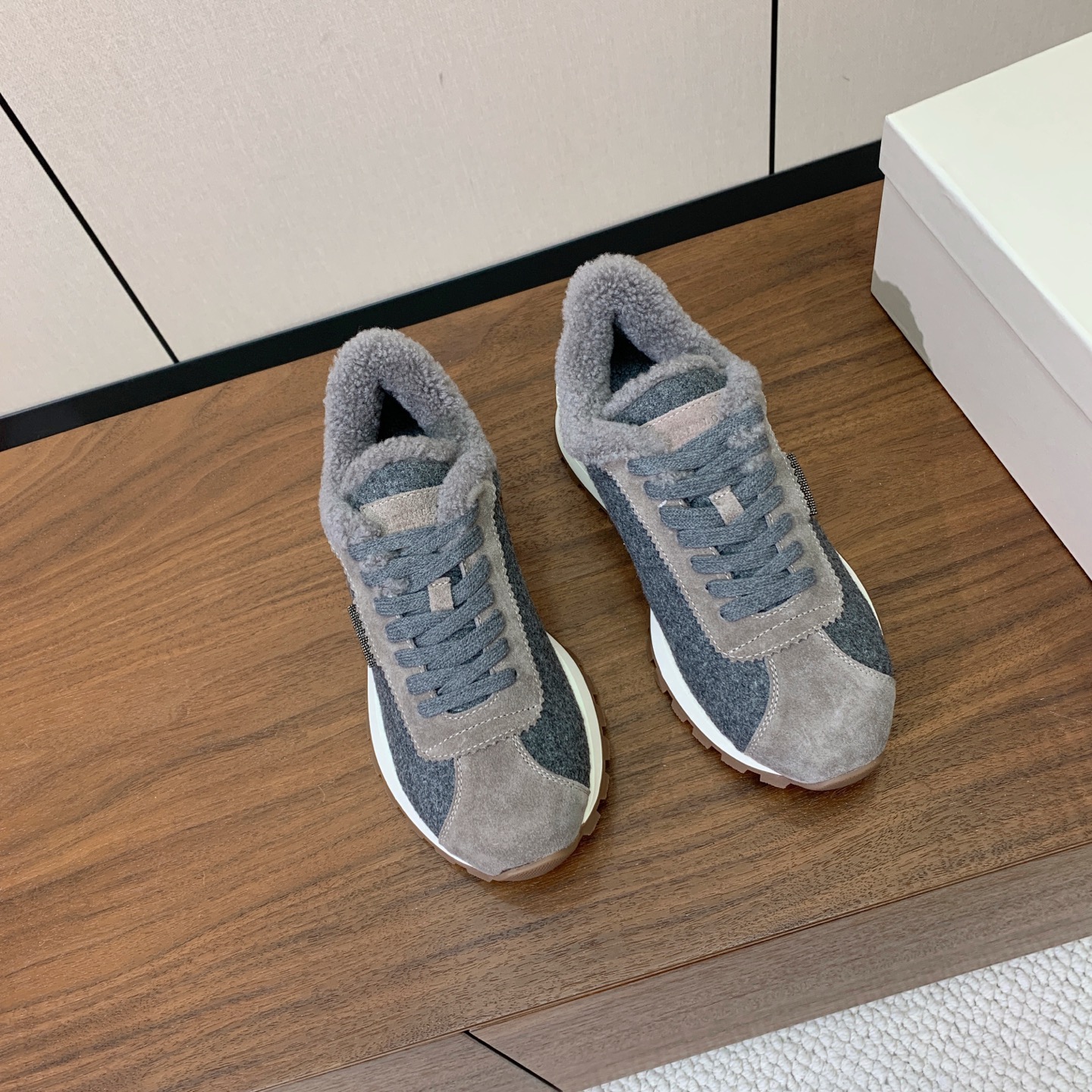 【Brunell* Cucinell*】羊毛里休闲运动鞋。鞋面采用进口牛绒，羊毛内里，原版开模大底！上脚超舒适。 码数：
