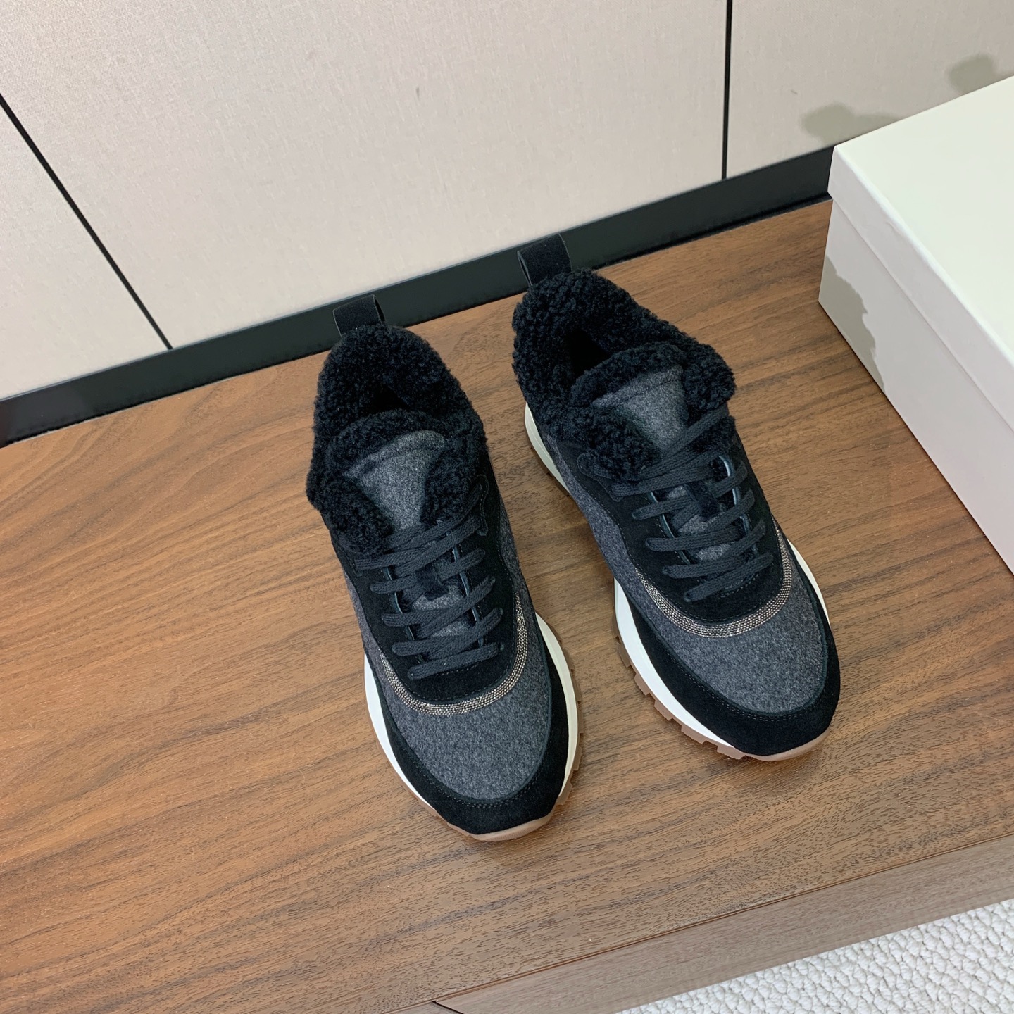 【Brunell* Cucinell*】羊毛里休闲运动鞋。鞋面采用进口牛绒，羊毛内里，原版开模大底！上脚超舒适。 码数：