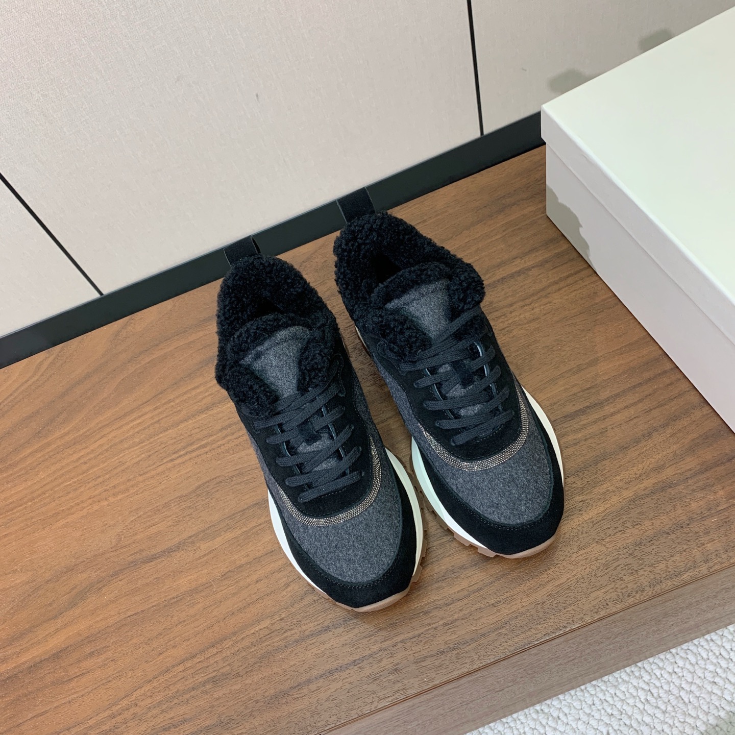 【Brunell* Cucinell*】羊毛里休闲运动鞋。鞋面采用进口牛绒，羊毛内里，原版开模大底！上脚超舒适。 码数：