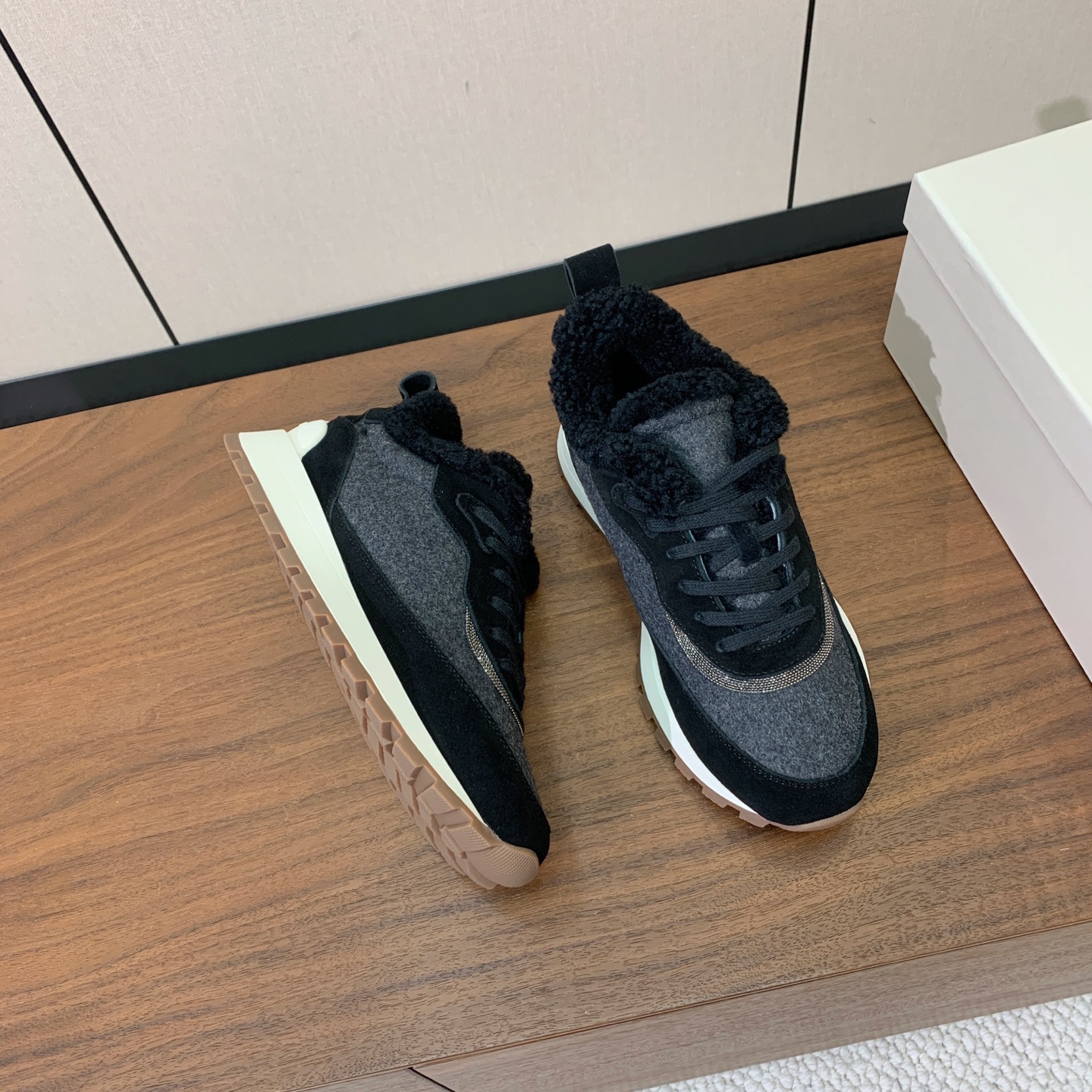 【Brunell* Cucinell*】羊毛里休闲运动鞋。鞋面采用进口牛绒，羊毛内里，原版开模大底！上脚超舒适。 码数：