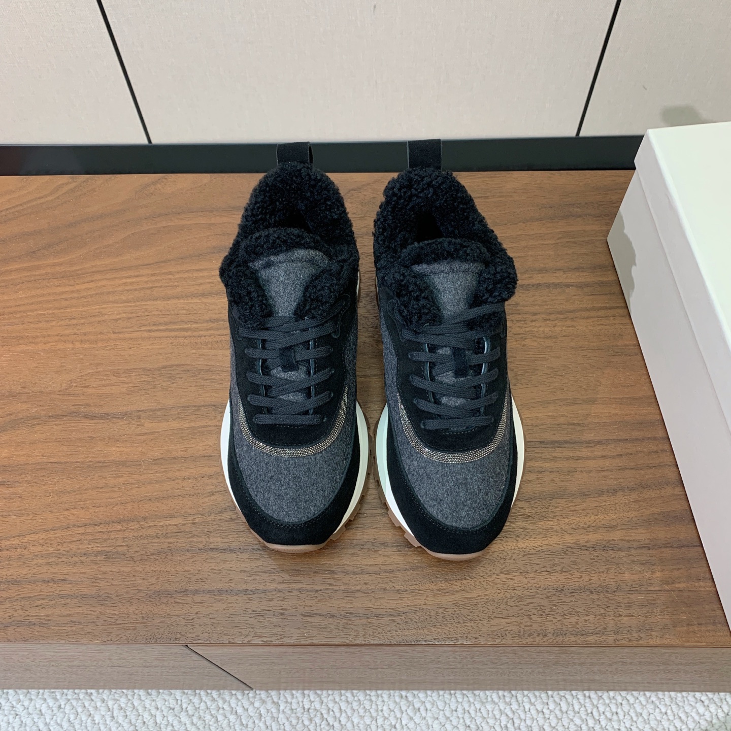 【Brunell* Cucinell*】羊毛里休闲运动鞋。鞋面采用进口牛绒，羊毛内里，原版开模大底！上脚超舒适。 码数：