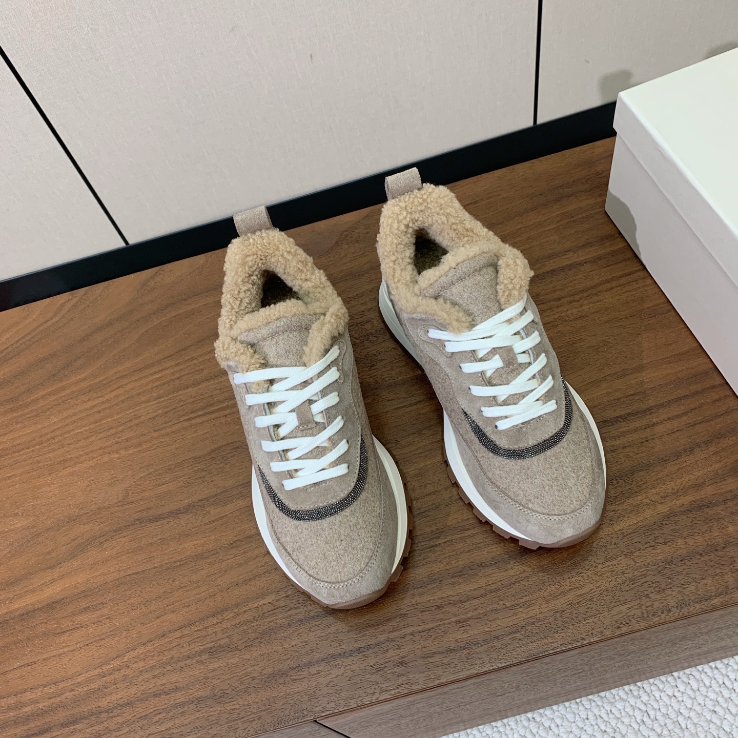 【Brunell* Cucinell*】羊毛里休闲运动鞋。鞋面采用进口牛绒，羊毛内里，原版开模大底！上脚超舒适。 码数：