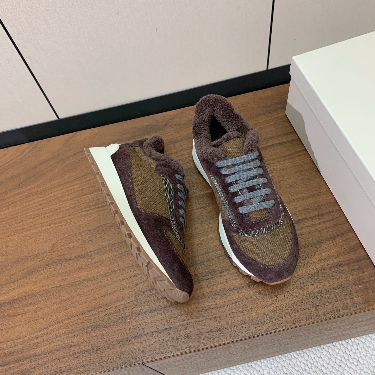 【Brunell* Cucinell*】羊毛里休闲运动鞋。鞋面采用进口牛绒，羊毛内里，原版开模大底！上脚超舒适。 码数：