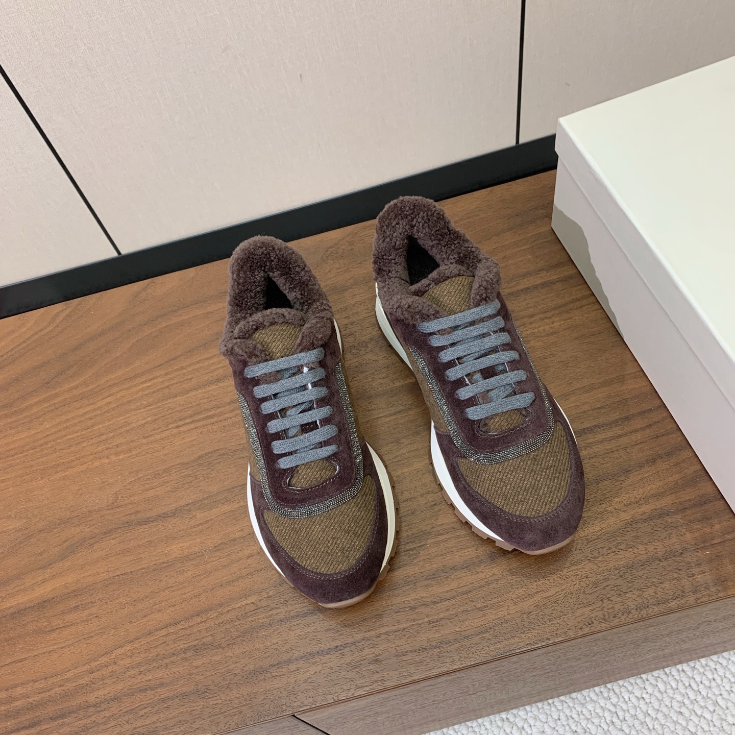 【Brunell* Cucinell*】羊毛里休闲运动鞋。鞋面采用进口牛绒，羊毛内里，原版开模大底！上脚超舒适。 码数：