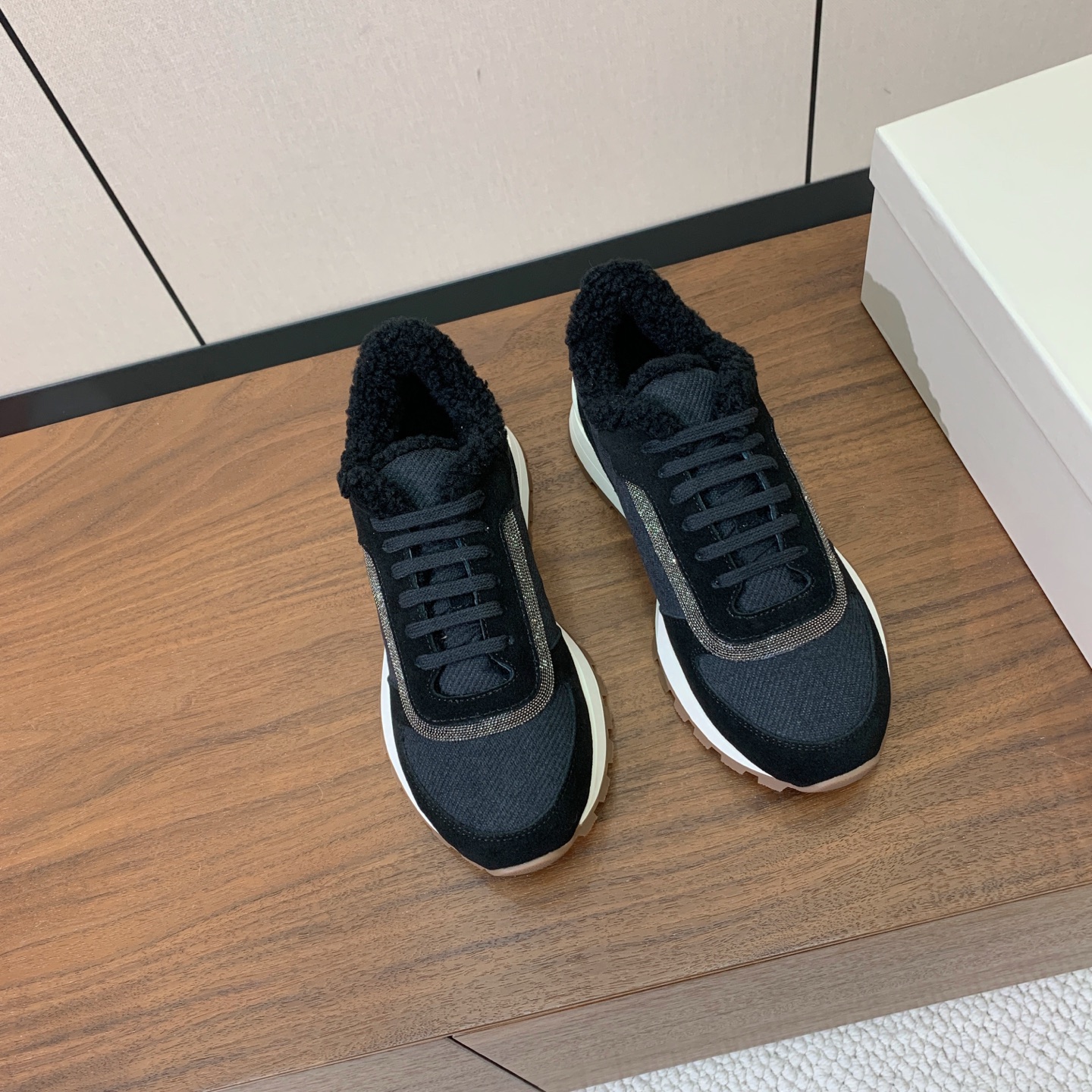 【Brunell* Cucinell*】羊毛里休闲运动鞋。鞋面采用进口牛绒，羊毛内里，原版开模大底！上脚超舒适。 码数：