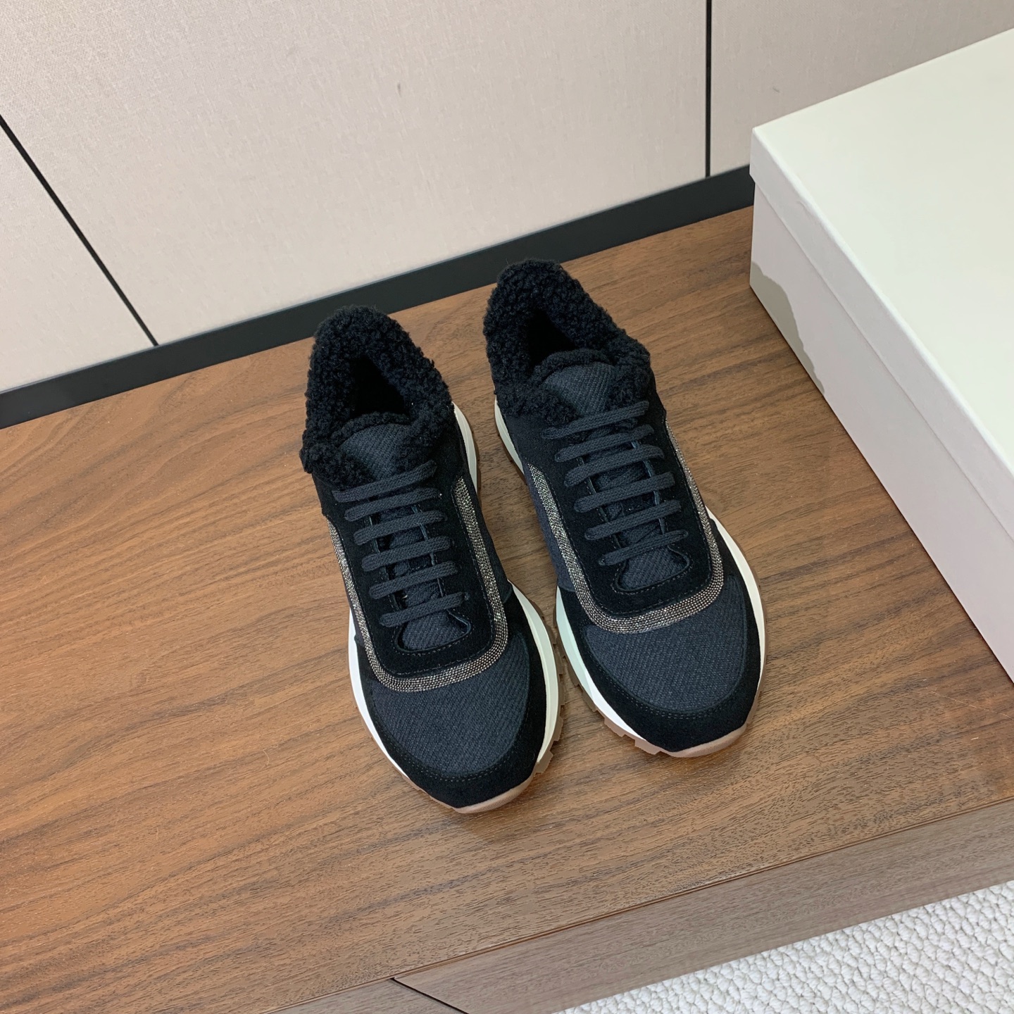 【Brunell* Cucinell*】羊毛里休闲运动鞋。鞋面采用进口牛绒，羊毛内里，原版开模大底！上脚超舒适。 码数：