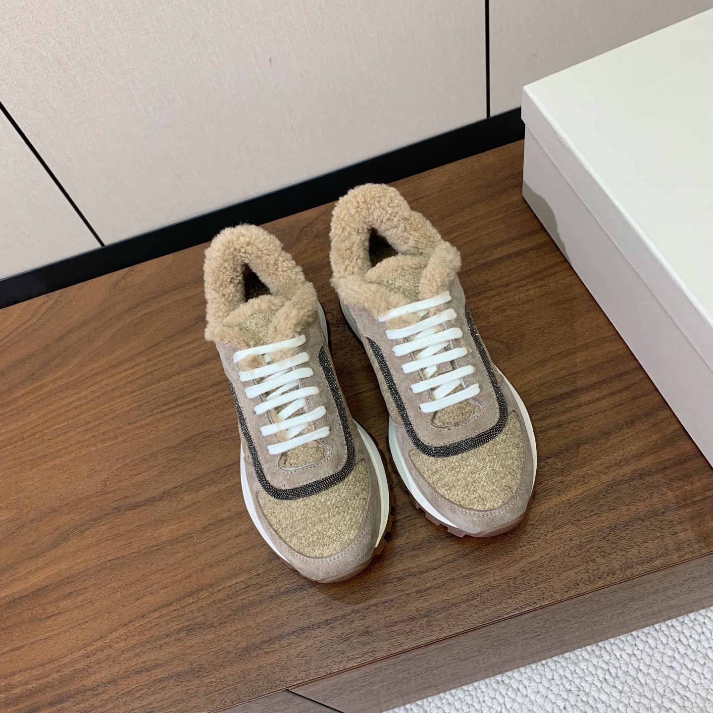 【Brunell* Cucinell*】羊毛里休闲运动鞋。鞋面采用进口牛绒，羊毛内里，原版开模大底！上脚超舒适。 码数：