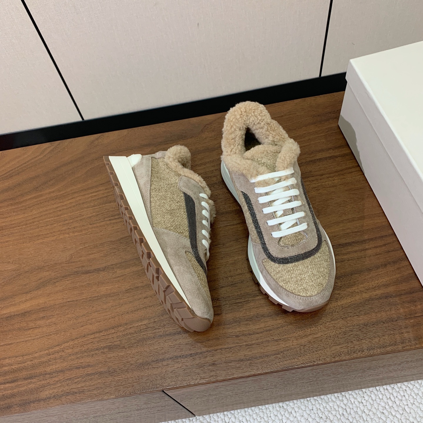 【Brunell* Cucinell*】羊毛里休闲运动鞋。鞋面采用进口牛绒，羊毛内里，原版开模大底！上脚超舒适。 码数：
