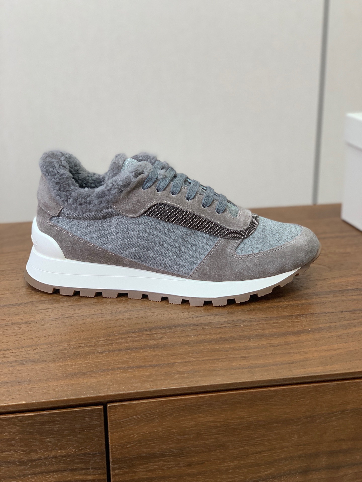 【Brunell* Cucinell*】羊毛里休闲运动鞋。鞋面采用进口牛绒，羊毛内里，原版开模大底！上脚超舒适。 码数：