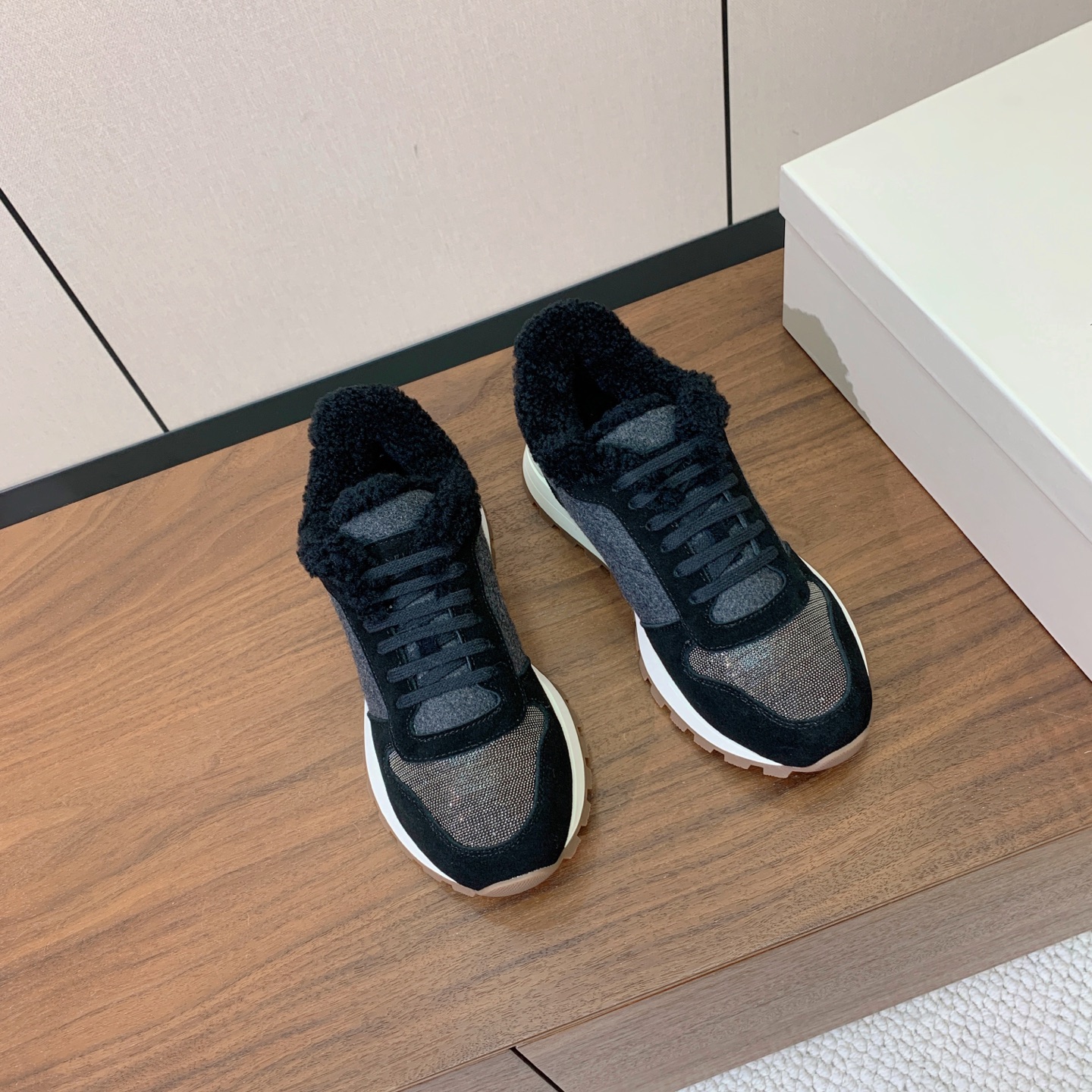 【Brunell* Cucinell*】羊毛里休闲运动鞋。鞋面采用进口牛绒，羊毛内里，原版开模大底！上脚超舒适。 码数：
