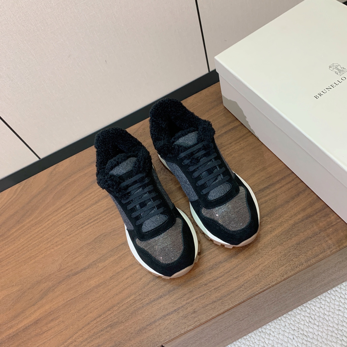 【Brunell* Cucinell*】羊毛里休闲运动鞋。鞋面采用进口牛绒，羊毛内里，原版开模大底！上脚超舒适。 码数：