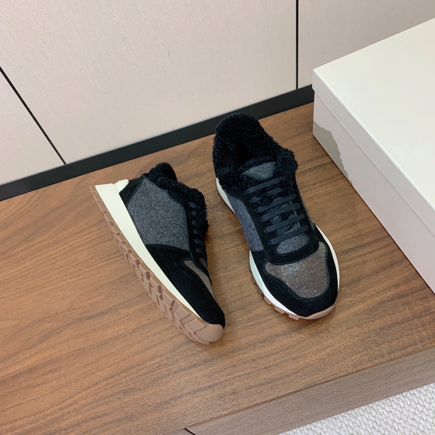 【Brunell* Cucinell*】羊毛里休闲运动鞋。鞋面采用进口牛绒，羊毛内里，原版开模大底！上脚超舒适。 码数：