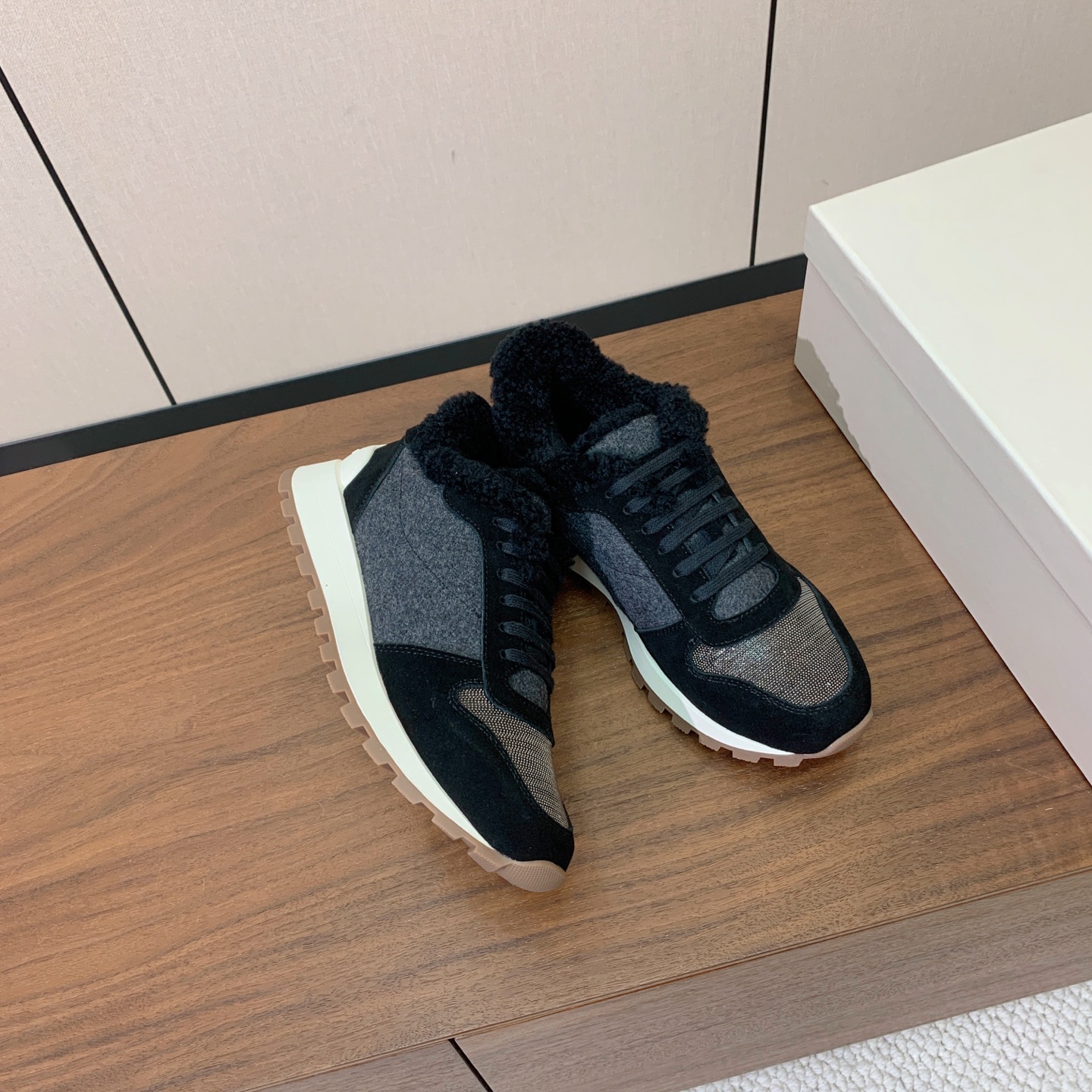 【Brunell* Cucinell*】羊毛里休闲运动鞋。鞋面采用进口牛绒，羊毛内里，原版开模大底！上脚超舒适。 码数：