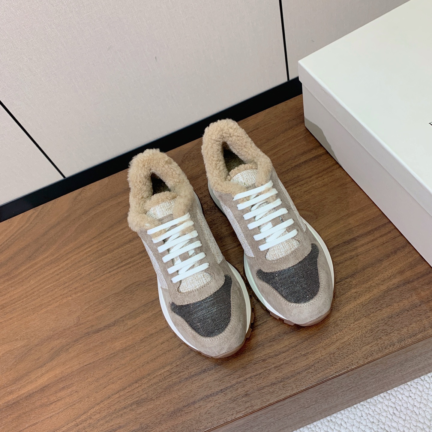 【Brunell* Cucinell*】羊毛里休闲运动鞋。鞋面采用进口牛绒，羊毛内里，原版开模大底！上脚超舒适。 码数：