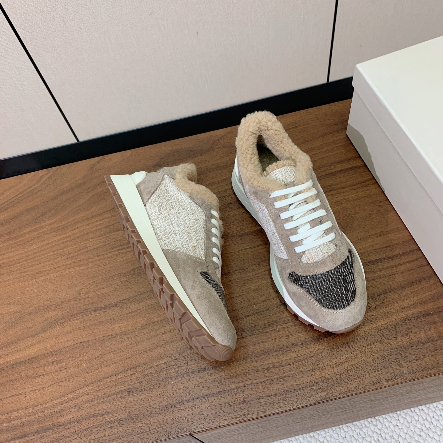 【Brunell* Cucinell*】羊毛里休闲运动鞋。鞋面采用进口牛绒，羊毛内里，原版开模大底！上脚超舒适。 码数：