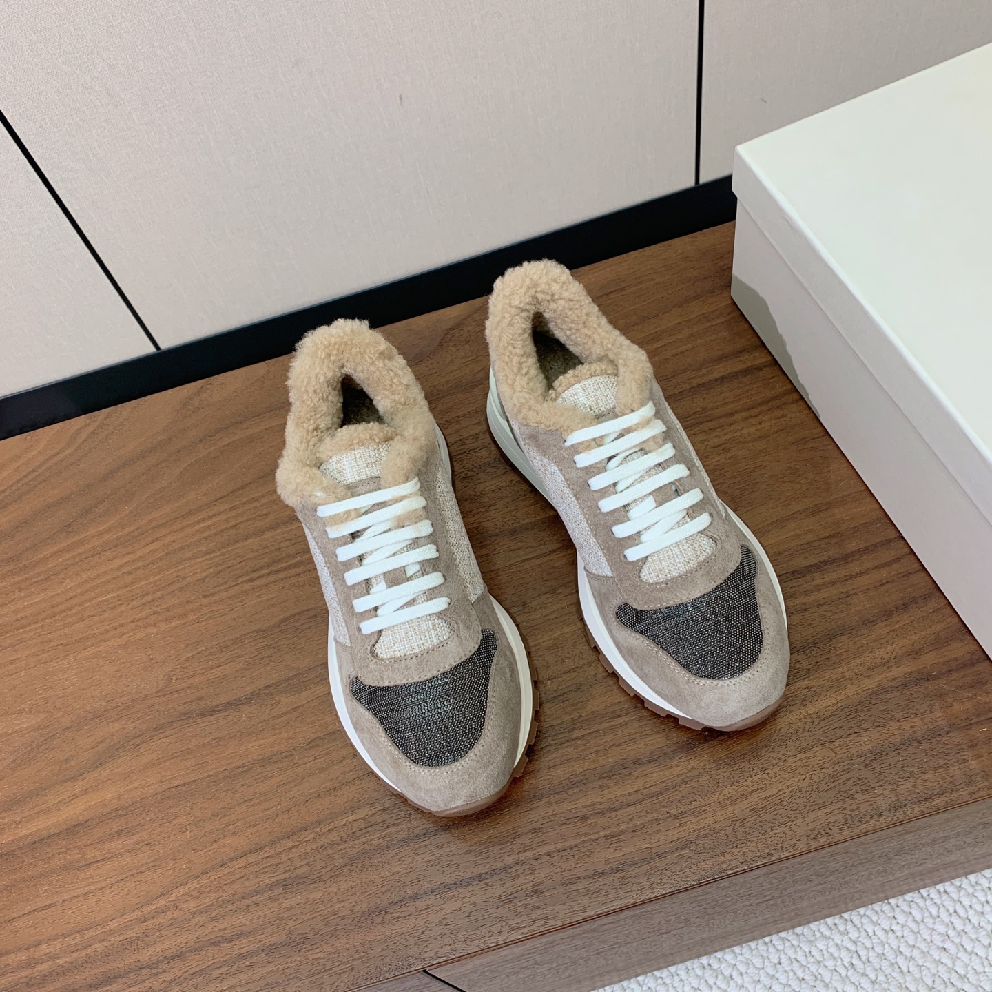 【Brunell* Cucinell*】羊毛里休闲运动鞋。鞋面采用进口牛绒，羊毛内里，原版开模大底！上脚超舒适。 码数：