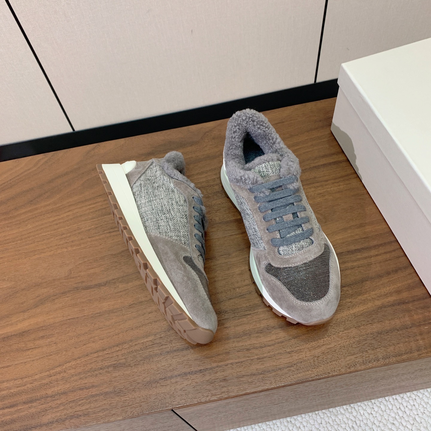 【Brunell* Cucinell*】羊毛里休闲运动鞋。鞋面采用进口牛绒，羊毛内里，原版开模大底！上脚超舒适。 码数：