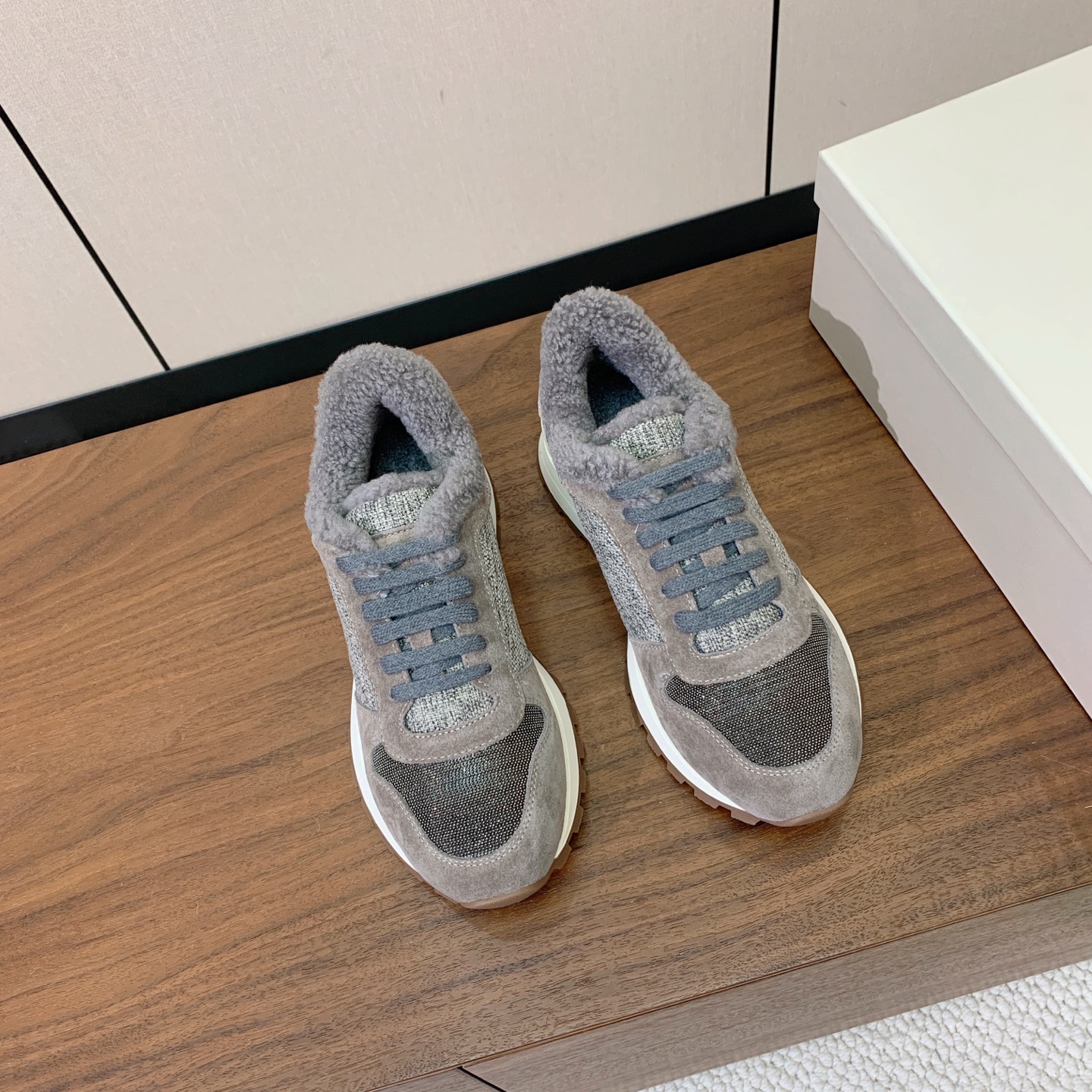 【Brunell* Cucinell*】羊毛里休闲运动鞋。鞋面采用进口牛绒，羊毛内里，原版开模大底！上脚超舒适。 码数：