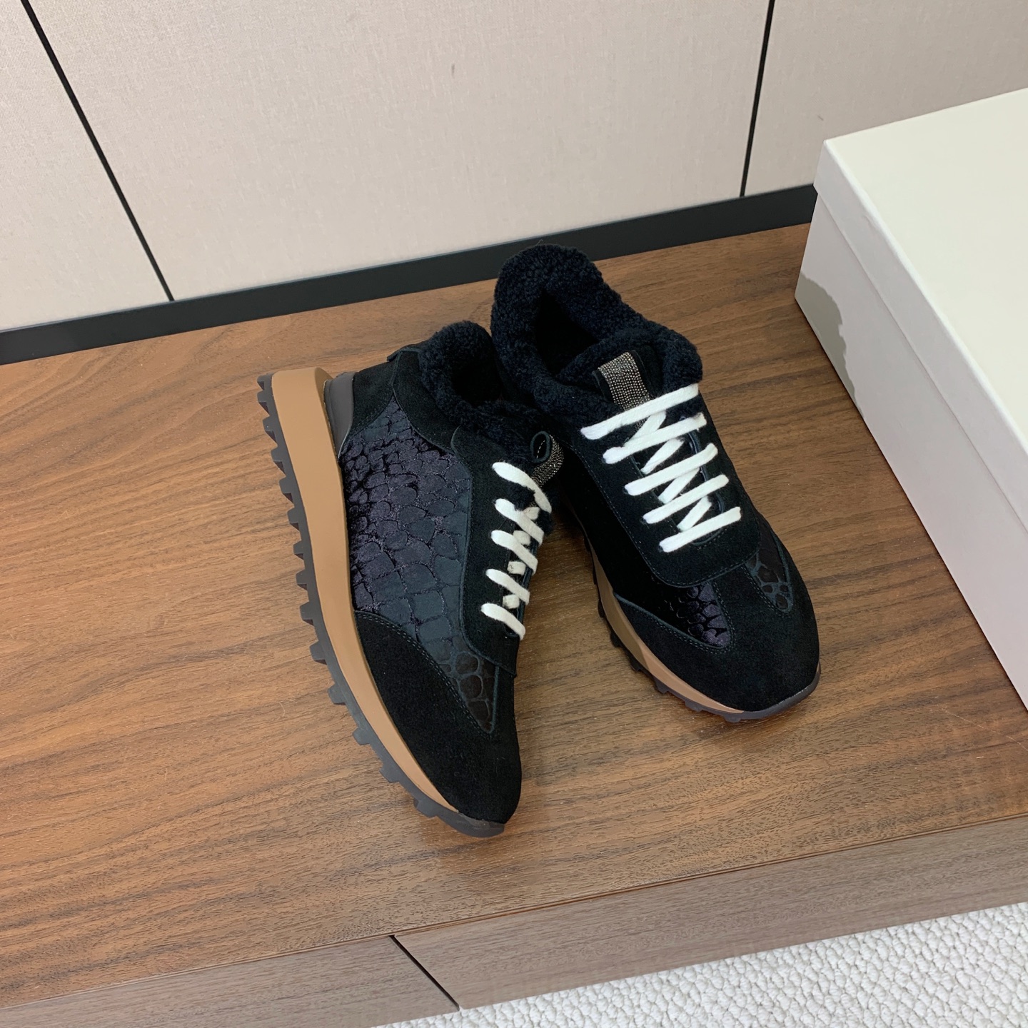 【Brunell* Cucinell*】拼色底羊毛里休闲运动鞋。鞋面采用进口牛绒，羊毛内里，原版开模大底！上脚超舒适。 