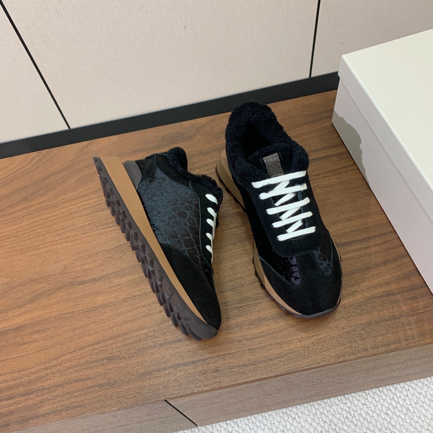 【Brunell* Cucinell*】拼色底羊毛里休闲运动鞋。鞋面采用进口牛绒，羊毛内里，原版开模大底！上脚超舒适。 