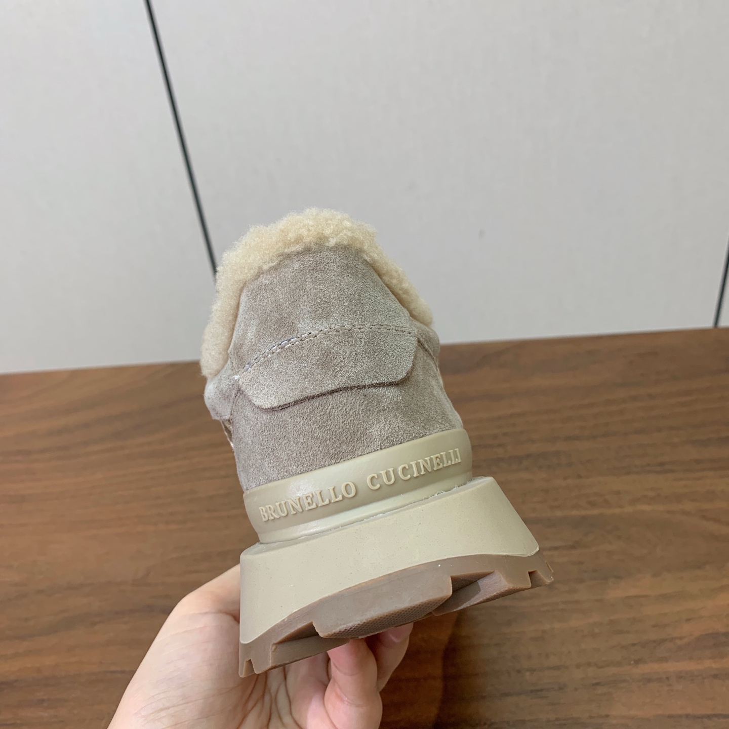 【Brunell* Cucinell*】拼色底羊毛里休闲运动鞋。鞋面采用进口牛绒，羊毛内里，原版开模大底！上脚超舒适。 