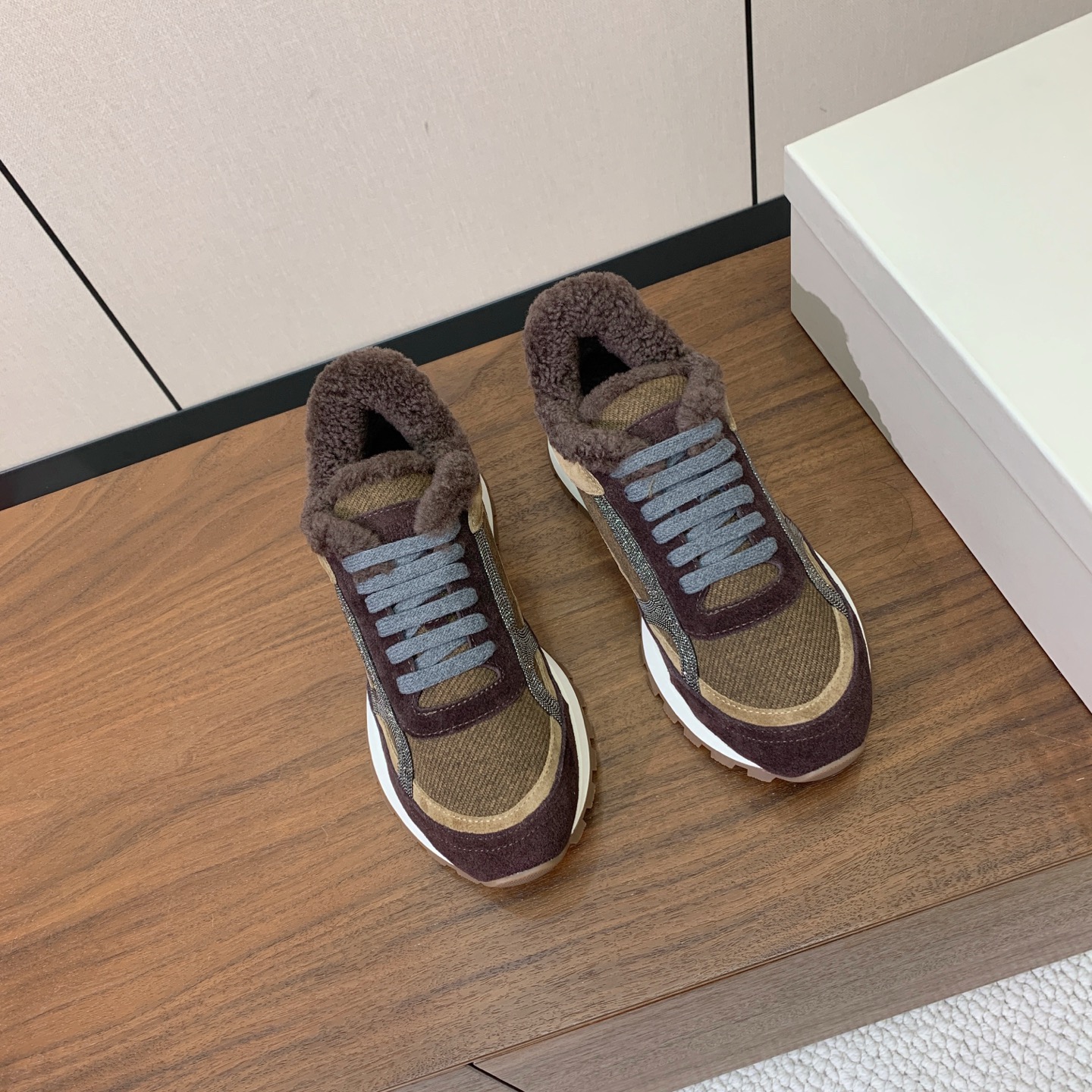 【Brunell* Cucinell*】羊毛里休闲运动鞋。鞋面采用进口牛绒，羊毛内里，原版开模大底！上脚超舒适。 码数：