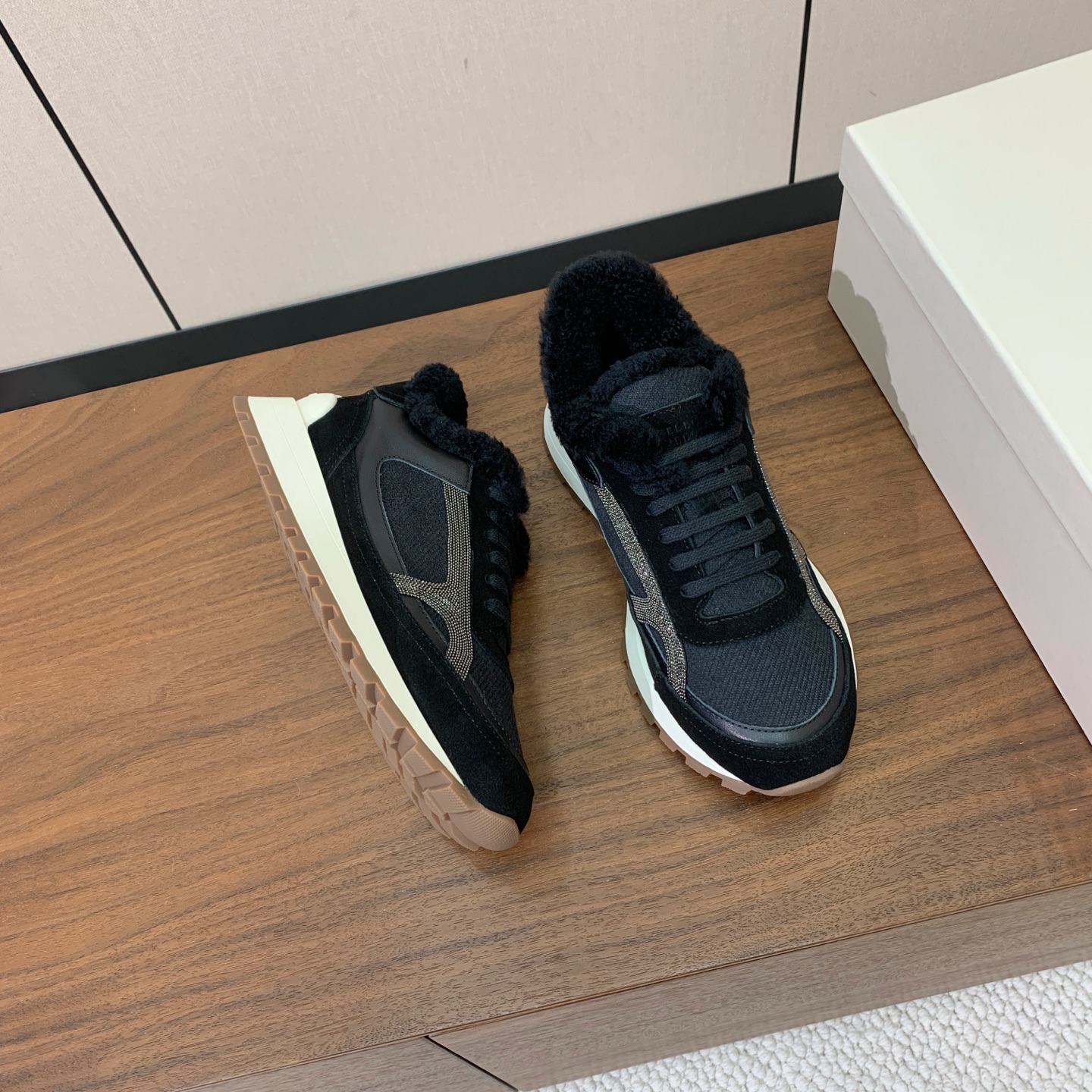 【Brunell* Cucinell*】羊毛里休闲运动鞋。鞋面采用进口牛绒，羊毛内里，原版开模大底！上脚超舒适。 码数：