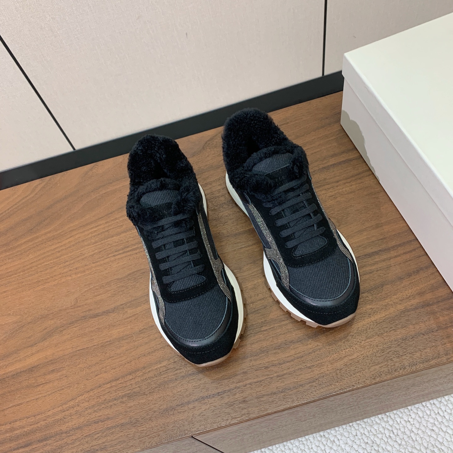 【Brunell* Cucinell*】羊毛里休闲运动鞋。鞋面采用进口牛绒，羊毛内里，原版开模大底！上脚超舒适。 码数：