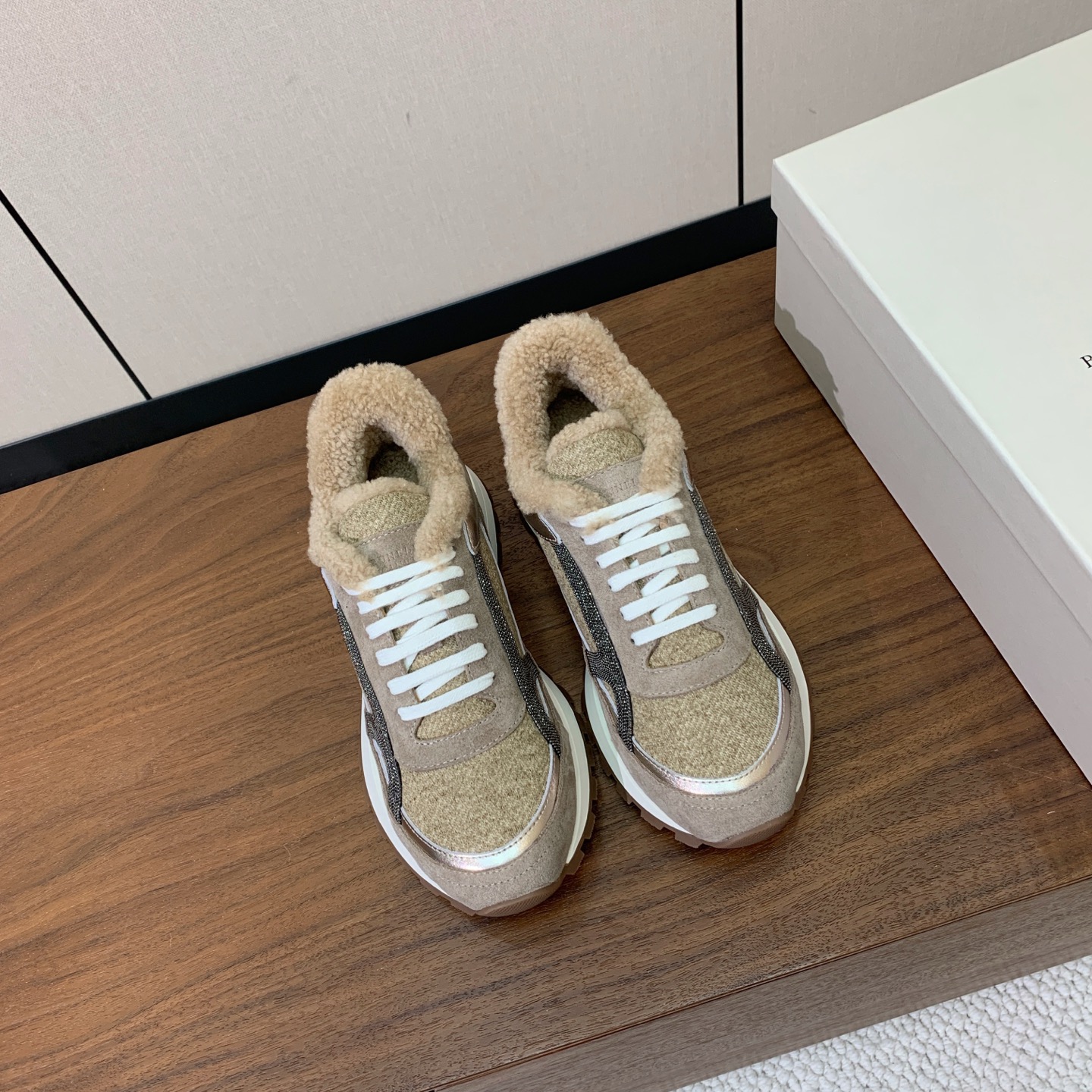 【Brunell* Cucinell*】羊毛里休闲运动鞋。鞋面采用进口牛绒，羊毛内里，原版开模大底！上脚超舒适。 码数：