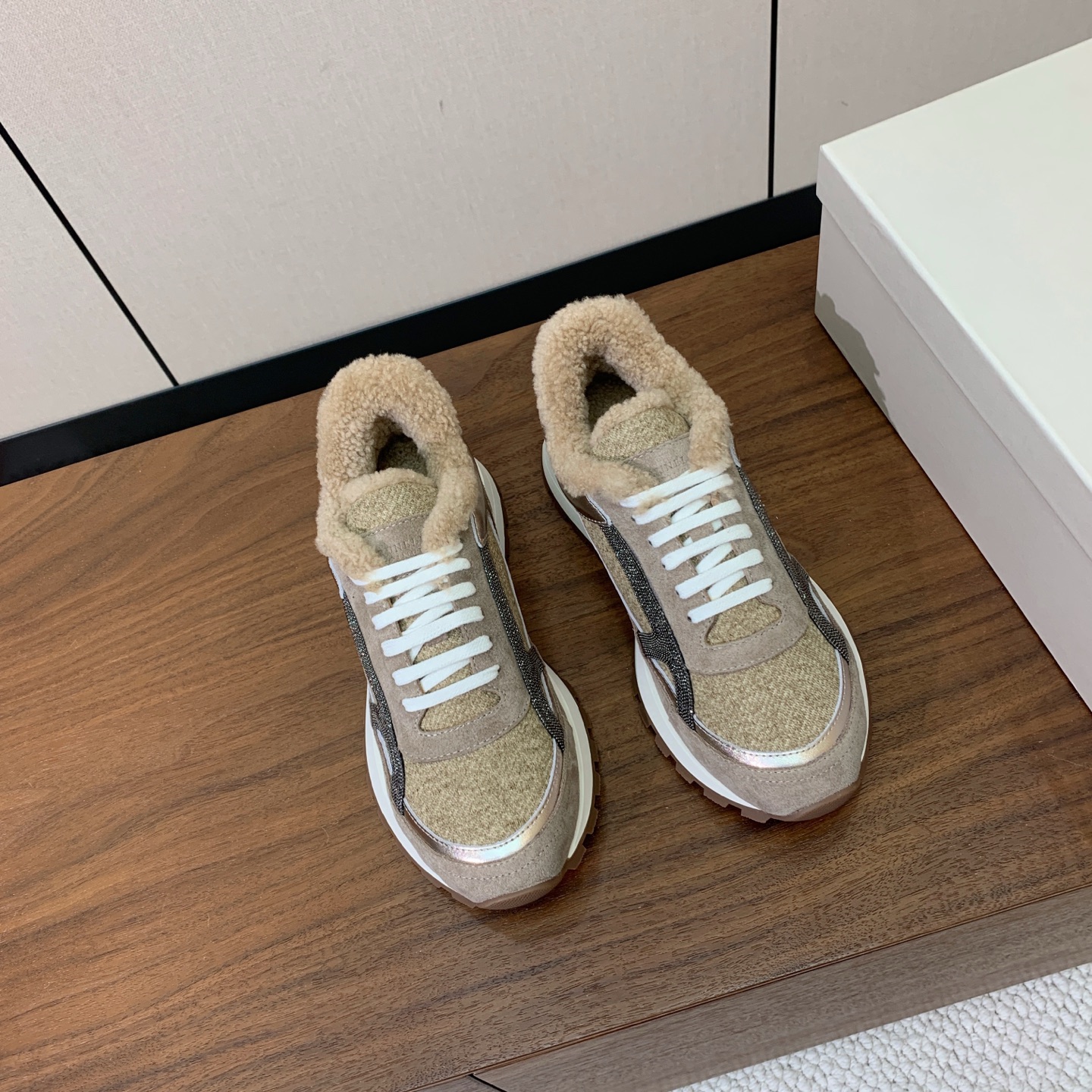 【Brunell* Cucinell*】羊毛里休闲运动鞋。鞋面采用进口牛绒，羊毛内里，原版开模大底！上脚超舒适。 码数：